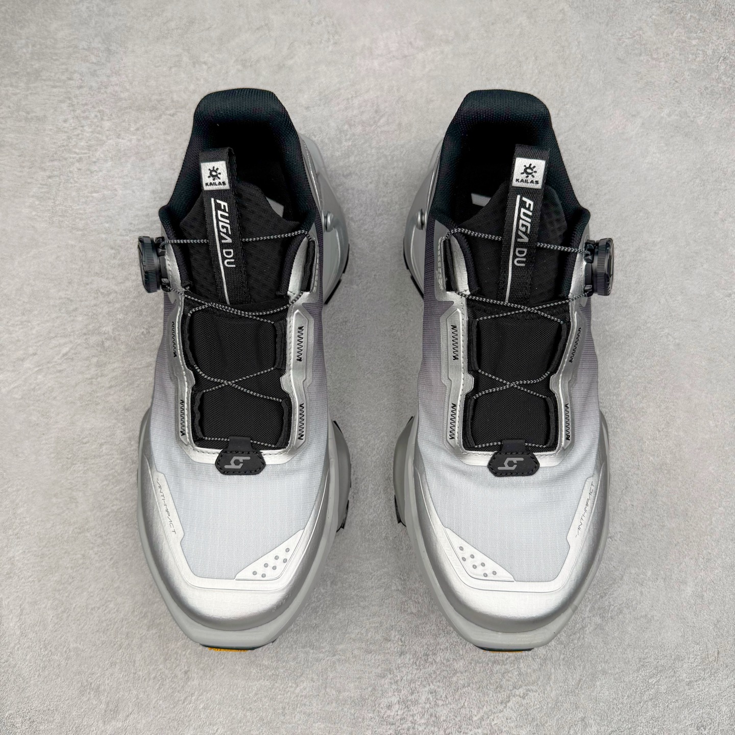 图片[2]-KAILAS FUGA DU BOA 凯乐石 黑山大坡王越野机能跑鞋 这双黑山整体呈现了多样的黑灰银搭配 鞋面主体部分采用网状薄翼材质中底是大坡王最具特色的山形结构 鞋带采用 BOA 旋钮快速穿脱系统 Vibram Megagrip 延续大坡王超强抓地 多重元素组合而成的造型和颜色设计让整双鞋观感丰富而又统一 整双鞋的技术和材料应用使得科技感十足颜色和脚感适合各类场景和场所穿着！ 尺码：36 36.5 37 37.5 38 39 39.5 40 41 41.5 42 42.5 43 44 44.5 45-选品中心
