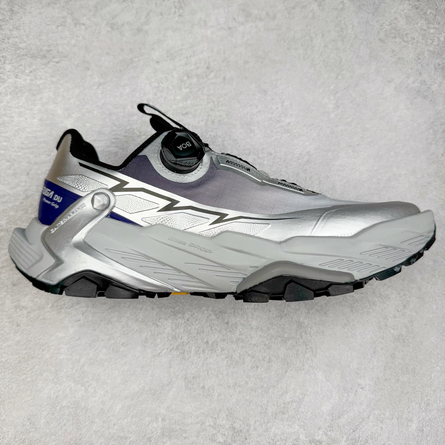 KAILAS FUGA DU BOA 凯乐石 黑山大坡王越野机能跑鞋 这双黑山整体呈现了多样的黑灰银搭配 鞋面主体部分采用网状薄翼材质中底是大坡王最具特色的山形结构 鞋带采用 BOA 旋钮快速穿脱系统 Vibram Megagrip 延续大坡王超强抓地 多重元素组合而成的造型和颜色设计让整双鞋观感丰富而又统一 整双鞋的技术和材料应用使得科技感十足颜色和脚感适合各类场景和场所穿着！ 尺码：36 36.5 37 37.5 38 39 39.5 40 41 41.5 42 42.5 43 44 44.5 45-选品中心