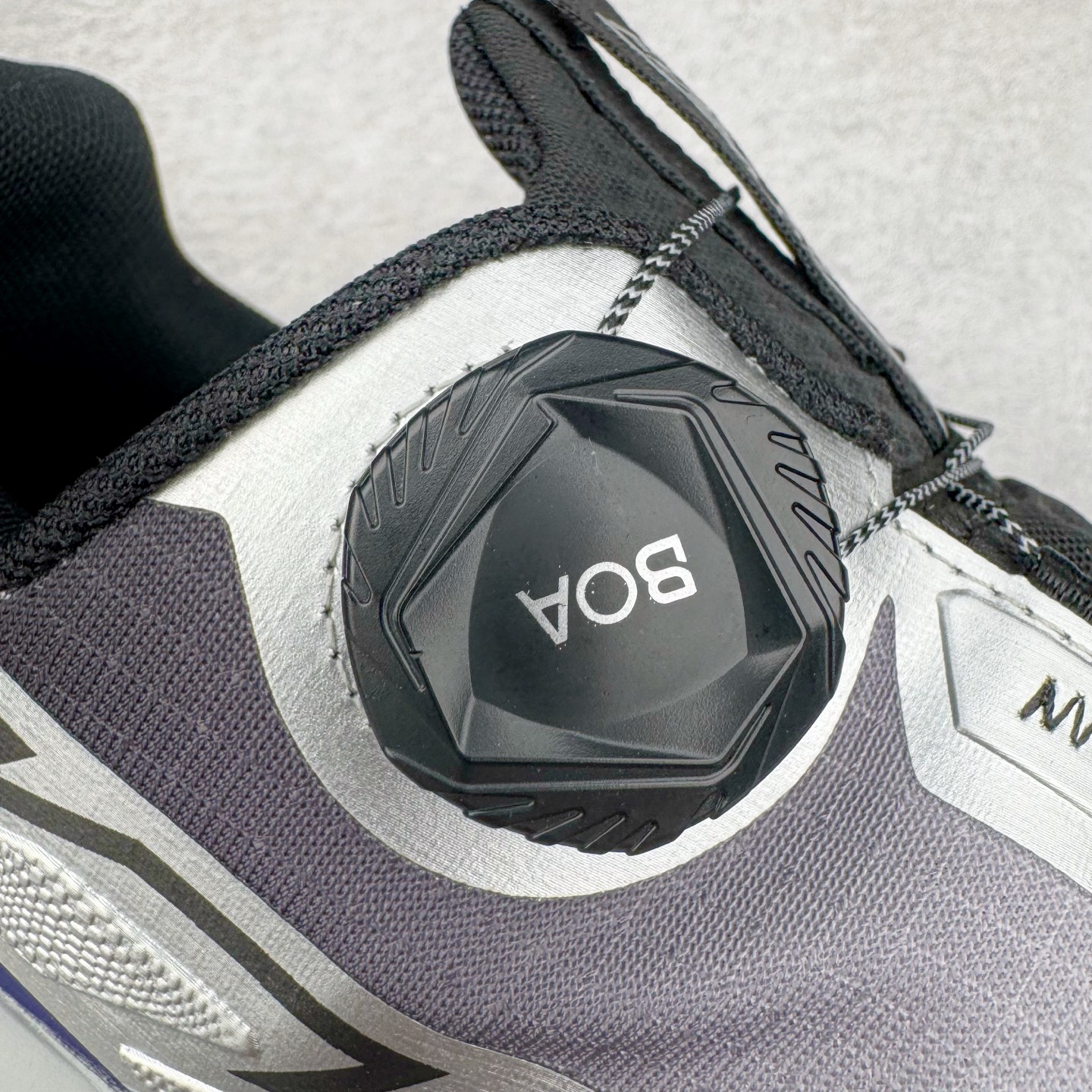 图片[13]-KAILAS FUGA DU BOA 凯乐石 黑山大坡王越野机能跑鞋 这双黑山整体呈现了多样的黑灰银搭配 鞋面主体部分采用网状薄翼材质中底是大坡王最具特色的山形结构 鞋带采用 BOA 旋钮快速穿脱系统 Vibram Megagrip 延续大坡王超强抓地 多重元素组合而成的造型和颜色设计让整双鞋观感丰富而又统一 整双鞋的技术和材料应用使得科技感十足颜色和脚感适合各类场景和场所穿着！ 尺码：36 36.5 37 37.5 38 39 39.5 40 41 41.5 42 42.5 43 44 44.5 45-选品中心