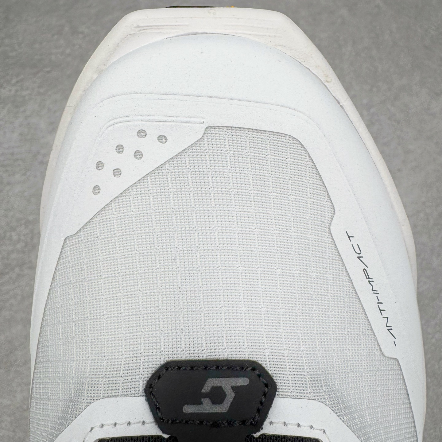 图片[14]-KAILAS FUGA DU BOA 凯乐石 黑山大坡王越野机能跑鞋 这双黑山整体呈现了多样的黑灰银搭配 鞋面主体部分采用网状薄翼材质中底是大坡王最具特色的山形结构 鞋带采用 BOA 旋钮快速穿脱系统 Vibram Megagrip 延续大坡王超强抓地 多重元素组合而成的造型和颜色设计让整双鞋观感丰富而又统一 整双鞋的技术和材料应用使得科技感十足颜色和脚感适合各类场景和场所穿着！ 尺码：36 36.5 37 37.5 38 39 39.5 40 41 41.5 42 42.5 43 44 44.5 45-选品中心