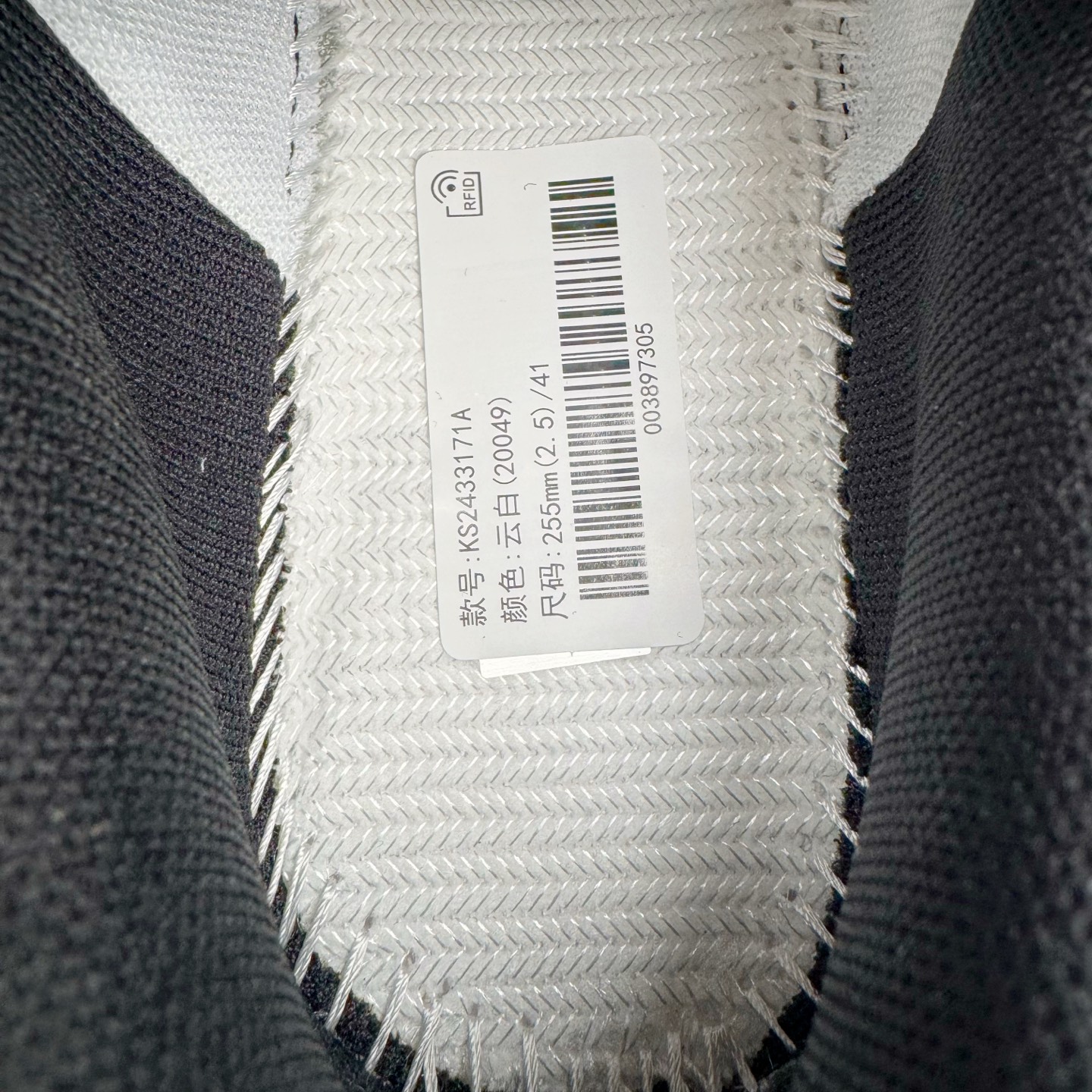 图片[10]-KAILAS FUGA DU BOA 凯乐石 黑山大坡王越野机能跑鞋 这双黑山整体呈现了多样的黑灰银搭配 鞋面主体部分采用网状薄翼材质中底是大坡王最具特色的山形结构 鞋带采用 BOA 旋钮快速穿脱系统 Vibram Megagrip 延续大坡王超强抓地 多重元素组合而成的造型和颜色设计让整双鞋观感丰富而又统一 整双鞋的技术和材料应用使得科技感十足颜色和脚感适合各类场景和场所穿着！ 尺码：36 36.5 37 37.5 38 39 39.5 40 41 41.5 42 42.5 43 44 44.5 45-选品中心