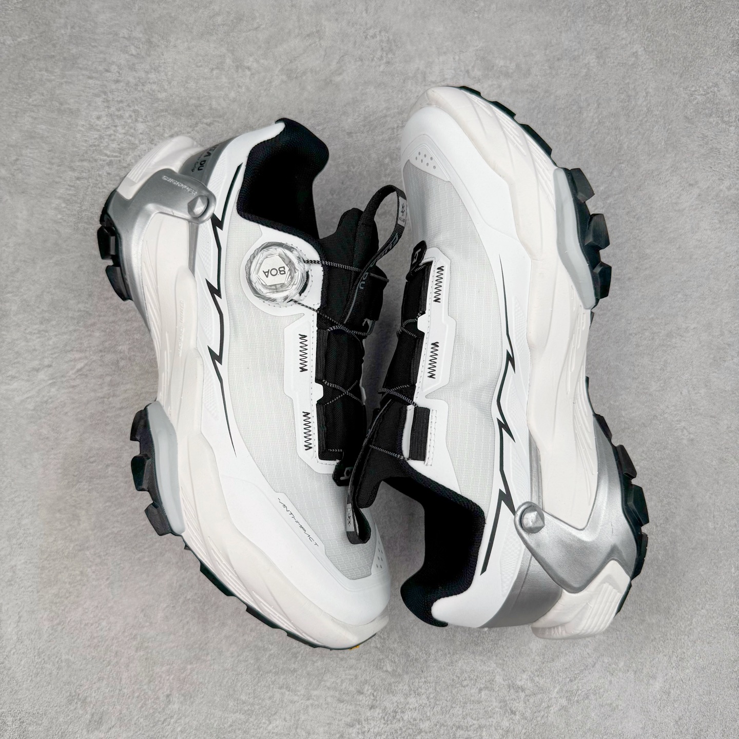 图片[3]-KAILAS FUGA DU BOA 凯乐石 黑山大坡王越野机能跑鞋 这双黑山整体呈现了多样的黑灰银搭配 鞋面主体部分采用网状薄翼材质中底是大坡王最具特色的山形结构 鞋带采用 BOA 旋钮快速穿脱系统 Vibram Megagrip 延续大坡王超强抓地 多重元素组合而成的造型和颜色设计让整双鞋观感丰富而又统一 整双鞋的技术和材料应用使得科技感十足颜色和脚感适合各类场景和场所穿着！ 尺码：36 36.5 37 37.5 38 39 39.5 40 41 41.5 42 42.5 43 44 44.5 45-选品中心