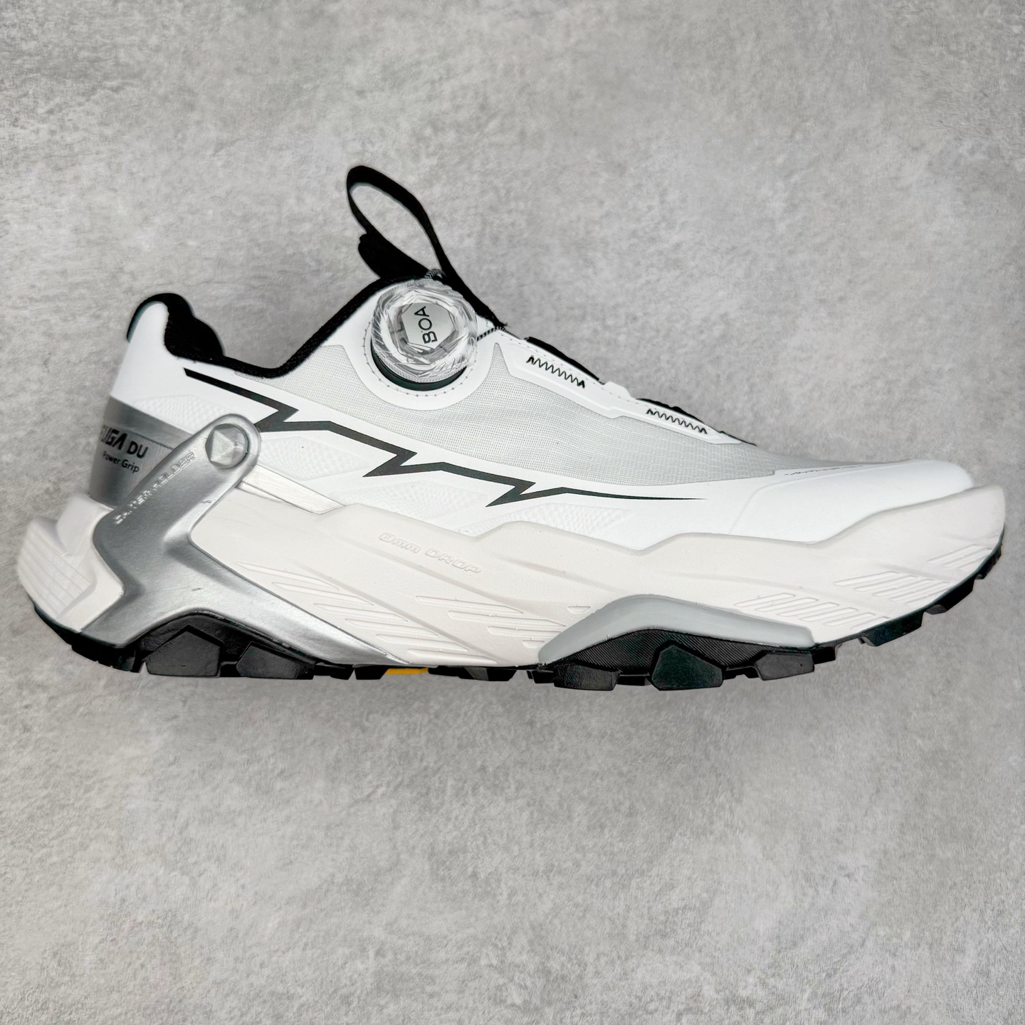 KAILAS FUGA DU BOA 凯乐石 黑山大坡王越野机能跑鞋 这双黑山整体呈现了多样的黑灰银搭配 鞋面主体部分采用网状薄翼材质中底是大坡王最具特色的山形结构 鞋带采用 BOA 旋钮快速穿脱系统 Vibram Megagrip 延续大坡王超强抓地 多重元素组合而成的造型和颜色设计让整双鞋观感丰富而又统一 整双鞋的技术和材料应用使得科技感十足颜色和脚感适合各类场景和场所穿着！ 尺码：36 36.5 37 37.5 38 39 39.5 40 41 41.5 42 42.5 43 44 44.5 45-选品中心