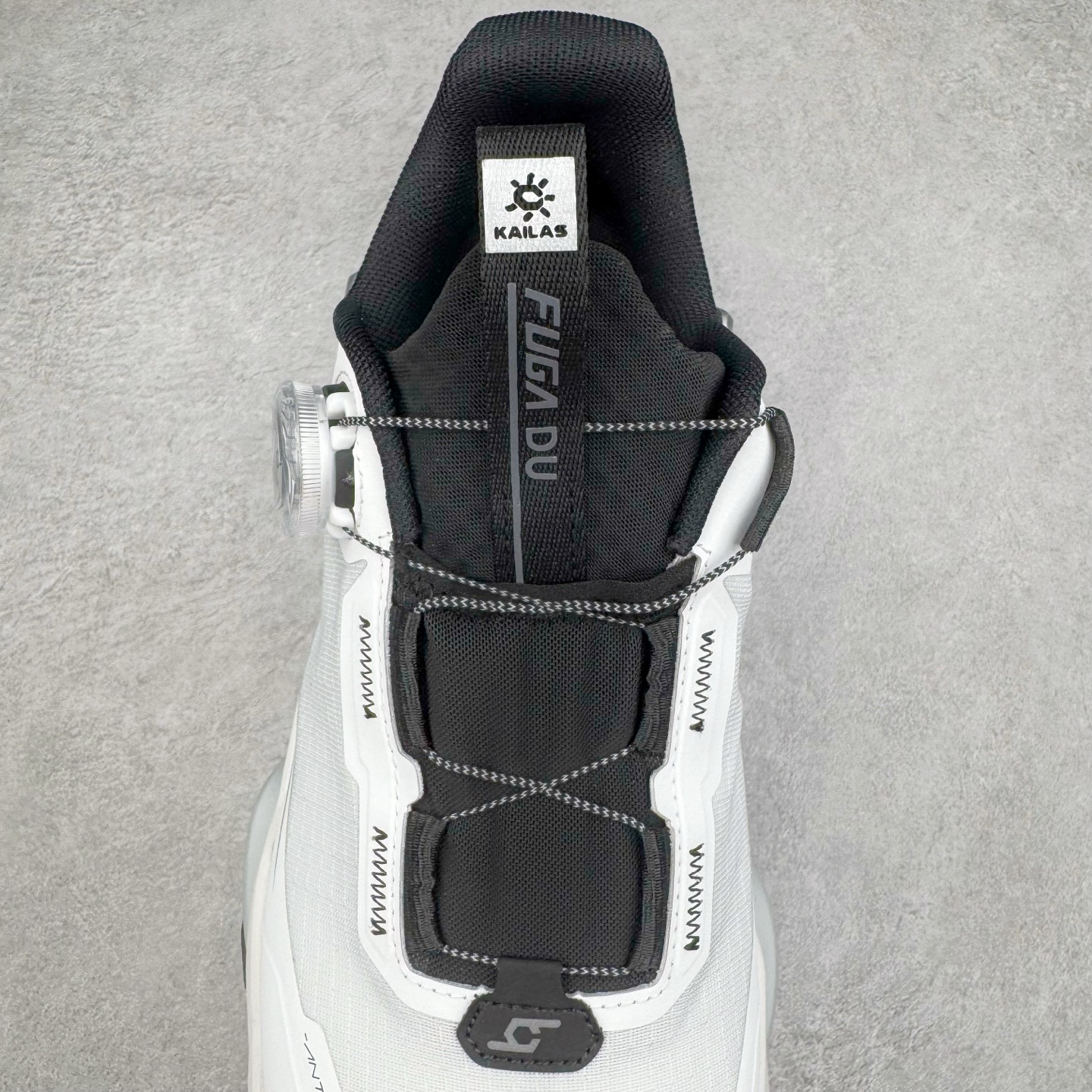 图片[5]-KAILAS FUGA DU BOA 凯乐石 黑山大坡王越野机能跑鞋 这双黑山整体呈现了多样的黑灰银搭配 鞋面主体部分采用网状薄翼材质中底是大坡王最具特色的山形结构 鞋带采用 BOA 旋钮快速穿脱系统 Vibram Megagrip 延续大坡王超强抓地 多重元素组合而成的造型和颜色设计让整双鞋观感丰富而又统一 整双鞋的技术和材料应用使得科技感十足颜色和脚感适合各类场景和场所穿着！ 尺码：36 36.5 37 37.5 38 39 39.5 40 41 41.5 42 42.5 43 44 44.5 45-选品中心