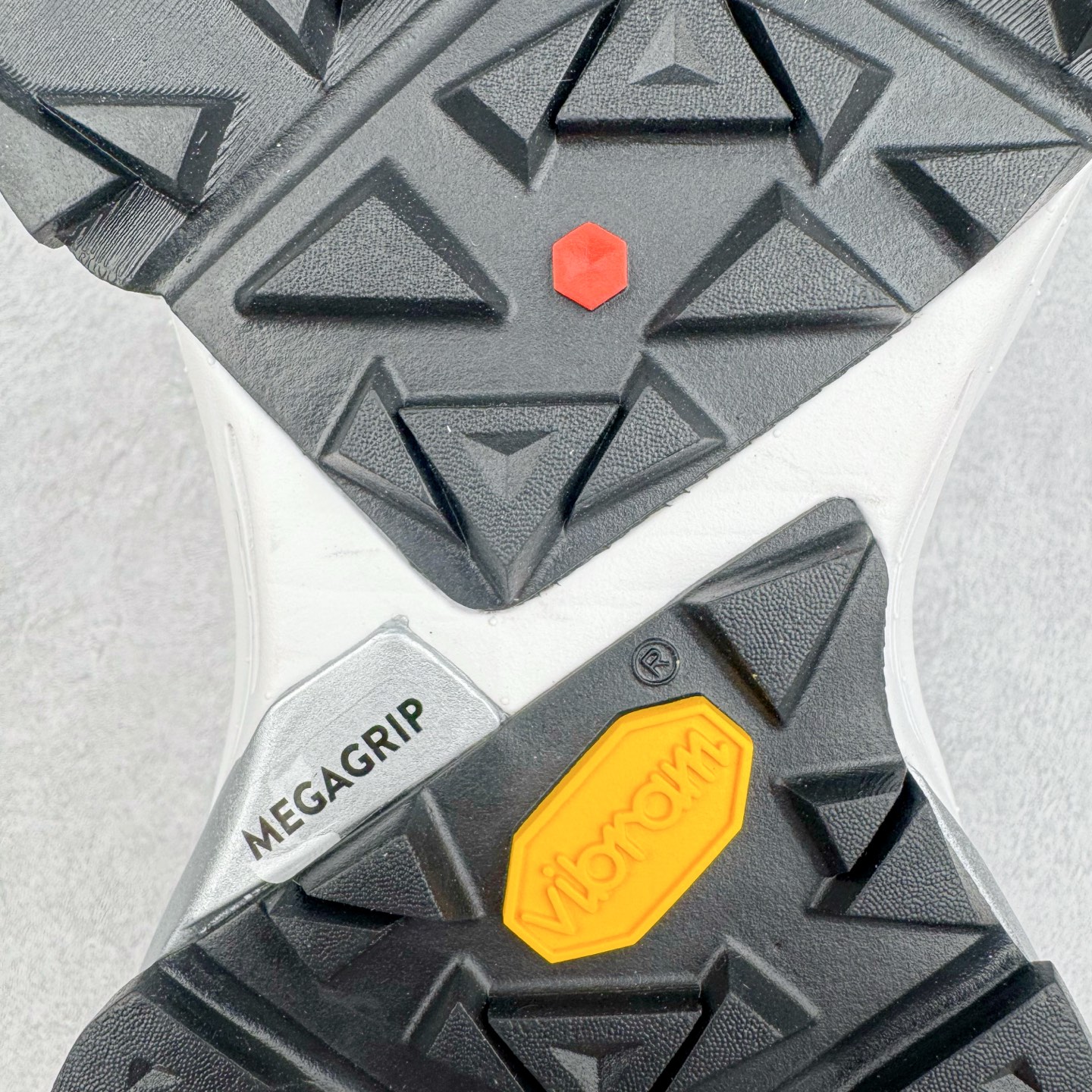 图片[22]-KAILAS FUGA DU BOA 凯乐石 黑山大坡王越野机能跑鞋 这双黑山整体呈现了多样的黑灰银搭配 鞋面主体部分采用网状薄翼材质中底是大坡王最具特色的山形结构 鞋带采用 BOA 旋钮快速穿脱系统 Vibram Megagrip 延续大坡王超强抓地 多重元素组合而成的造型和颜色设计让整双鞋观感丰富而又统一 整双鞋的技术和材料应用使得科技感十足颜色和脚感适合各类场景和场所穿着！ 尺码：36 36.5 37 37.5 38 39 39.5 40 41 41.5 42 42.5 43 44 44.5 45-选品中心