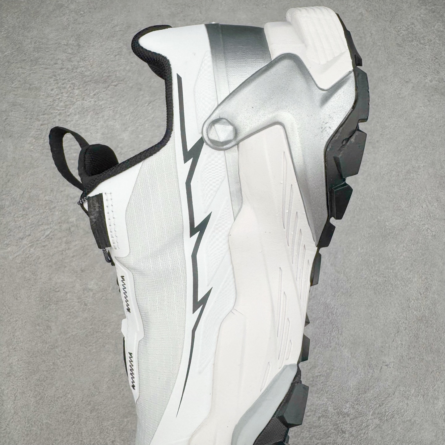 图片[7]-KAILAS FUGA DU BOA 凯乐石 黑山大坡王越野机能跑鞋 这双黑山整体呈现了多样的黑灰银搭配 鞋面主体部分采用网状薄翼材质中底是大坡王最具特色的山形结构 鞋带采用 BOA 旋钮快速穿脱系统 Vibram Megagrip 延续大坡王超强抓地 多重元素组合而成的造型和颜色设计让整双鞋观感丰富而又统一 整双鞋的技术和材料应用使得科技感十足颜色和脚感适合各类场景和场所穿着！ 尺码：36 36.5 37 37.5 38 39 39.5 40 41 41.5 42 42.5 43 44 44.5 45-选品中心