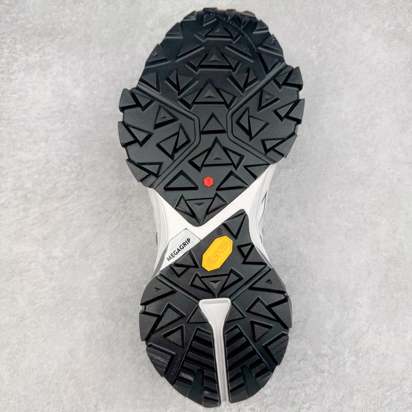 图片[9]-KAILAS FUGA DU BOA 凯乐石 黑山大坡王越野机能跑鞋 这双黑山整体呈现了多样的黑灰银搭配 鞋面主体部分采用网状薄翼材质中底是大坡王最具特色的山形结构 鞋带采用 BOA 旋钮快速穿脱系统 Vibram Megagrip 延续大坡王超强抓地 多重元素组合而成的造型和颜色设计让整双鞋观感丰富而又统一 整双鞋的技术和材料应用使得科技感十足颜色和脚感适合各类场景和场所穿着！ 尺码：36 36.5 37 37.5 38 39 39.5 40 41 41.5 42 42.5 43 44 44.5 45-选品中心