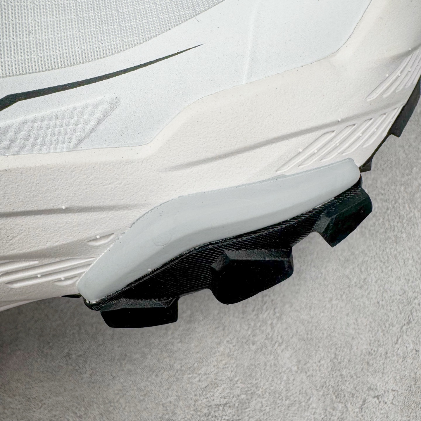 图片[21]-KAILAS FUGA DU BOA 凯乐石 黑山大坡王越野机能跑鞋 这双黑山整体呈现了多样的黑灰银搭配 鞋面主体部分采用网状薄翼材质中底是大坡王最具特色的山形结构 鞋带采用 BOA 旋钮快速穿脱系统 Vibram Megagrip 延续大坡王超强抓地 多重元素组合而成的造型和颜色设计让整双鞋观感丰富而又统一 整双鞋的技术和材料应用使得科技感十足颜色和脚感适合各类场景和场所穿着！ 尺码：36 36.5 37 37.5 38 39 39.5 40 41 41.5 42 42.5 43 44 44.5 45-选品中心