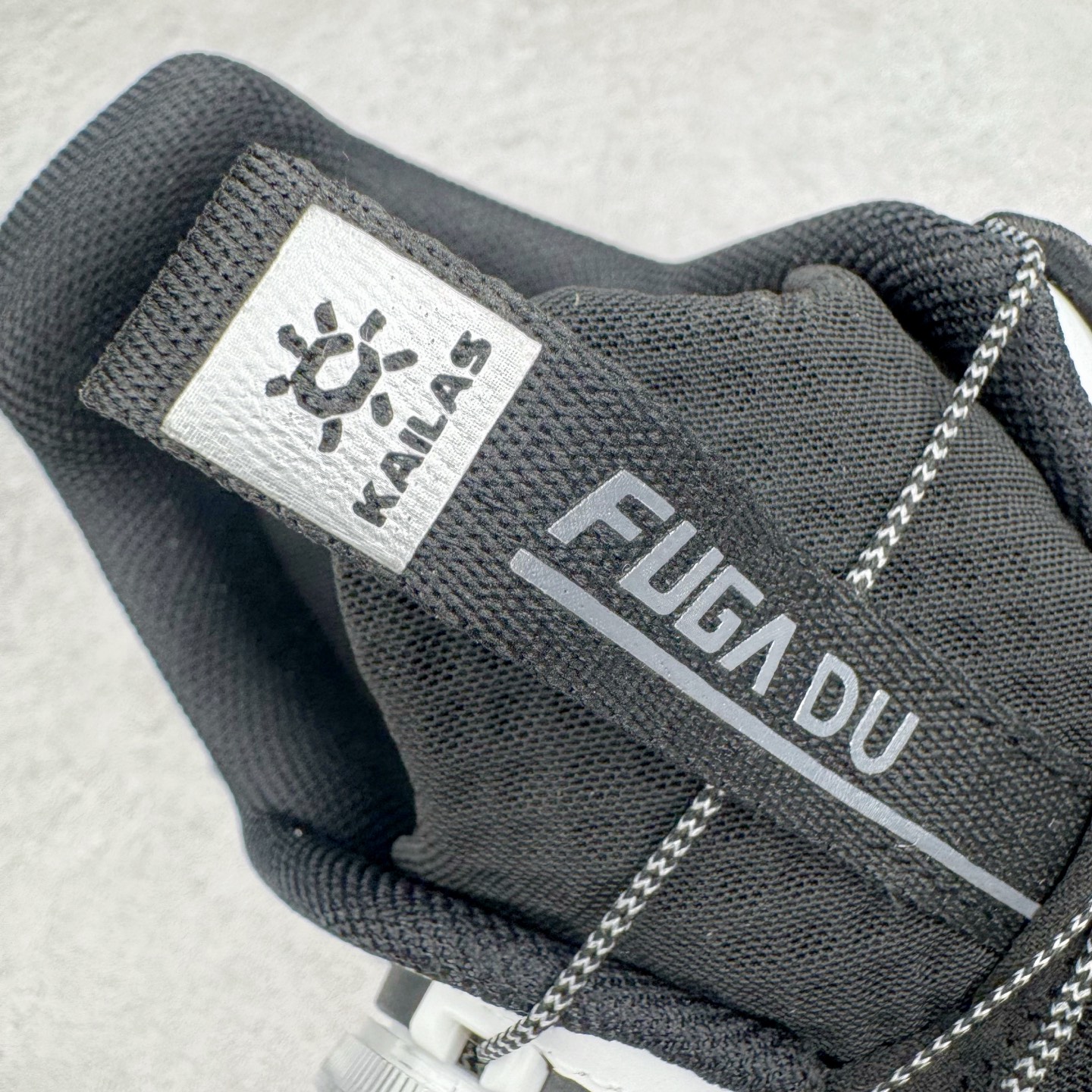 图片[13]-KAILAS FUGA DU BOA 凯乐石 黑山大坡王越野机能跑鞋 这双黑山整体呈现了多样的黑灰银搭配 鞋面主体部分采用网状薄翼材质中底是大坡王最具特色的山形结构 鞋带采用 BOA 旋钮快速穿脱系统 Vibram Megagrip 延续大坡王超强抓地 多重元素组合而成的造型和颜色设计让整双鞋观感丰富而又统一 整双鞋的技术和材料应用使得科技感十足颜色和脚感适合各类场景和场所穿着！ 尺码：36 36.5 37 37.5 38 39 39.5 40 41 41.5 42 42.5 43 44 44.5 45-选品中心