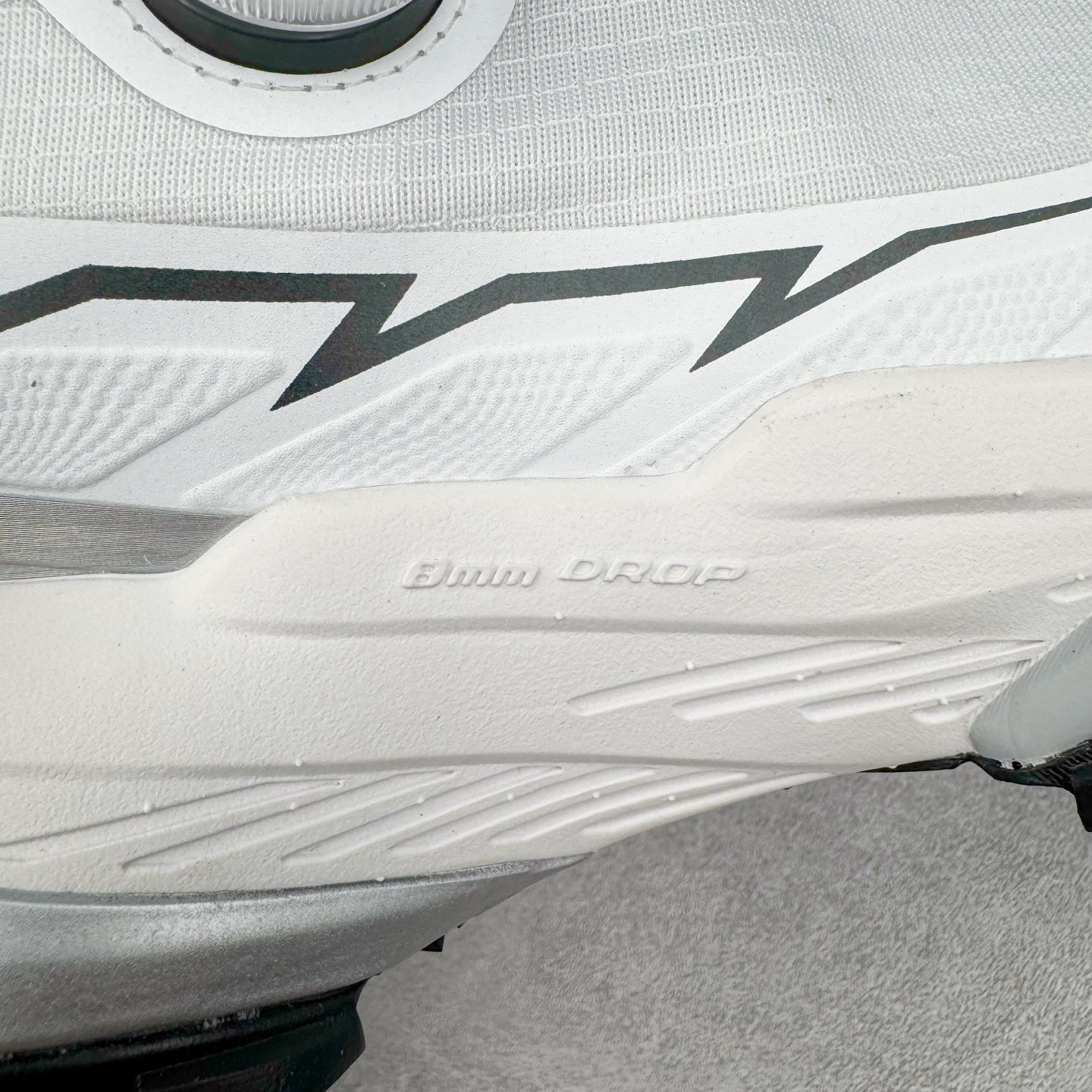 图片[20]-KAILAS FUGA DU BOA 凯乐石 黑山大坡王越野机能跑鞋 这双黑山整体呈现了多样的黑灰银搭配 鞋面主体部分采用网状薄翼材质中底是大坡王最具特色的山形结构 鞋带采用 BOA 旋钮快速穿脱系统 Vibram Megagrip 延续大坡王超强抓地 多重元素组合而成的造型和颜色设计让整双鞋观感丰富而又统一 整双鞋的技术和材料应用使得科技感十足颜色和脚感适合各类场景和场所穿着！ 尺码：36 36.5 37 37.5 38 39 39.5 40 41 41.5 42 42.5 43 44 44.5 45-选品中心