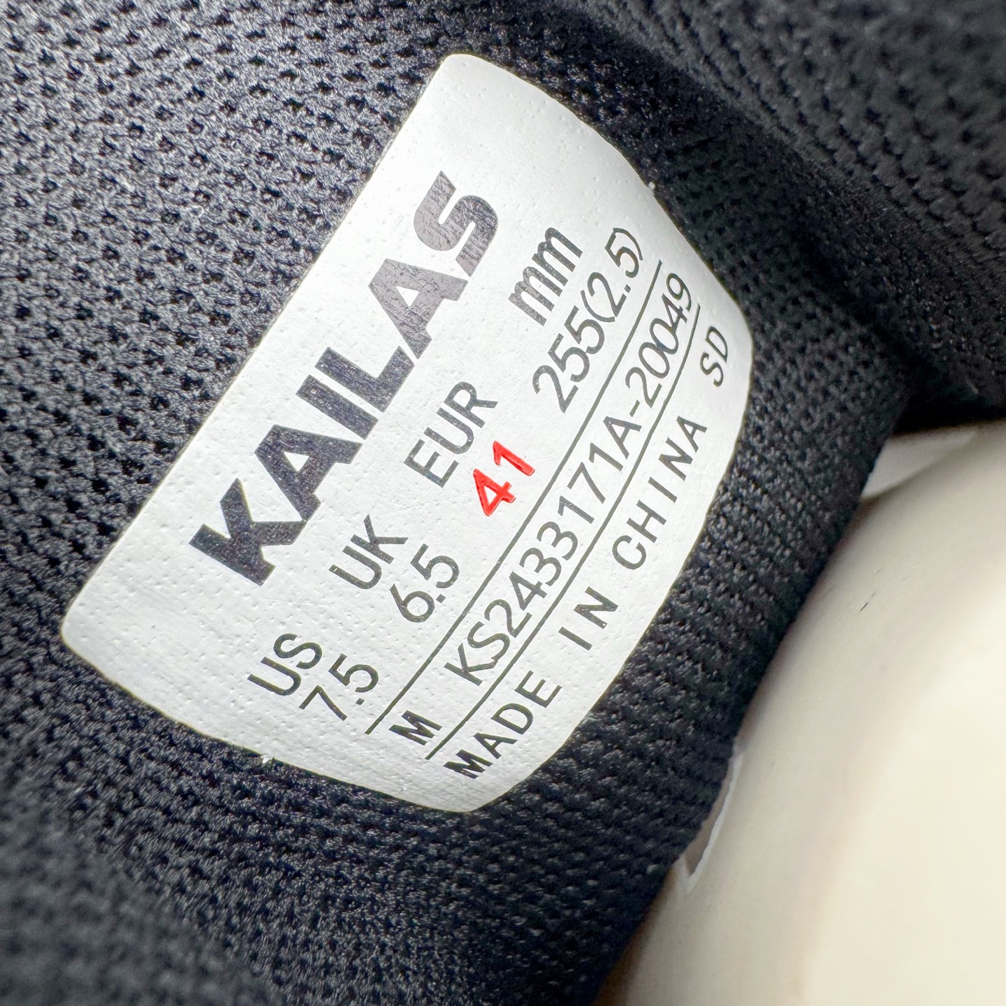 图片[11]-KAILAS FUGA DU BOA 凯乐石 黑山大坡王越野机能跑鞋 这双黑山整体呈现了多样的黑灰银搭配 鞋面主体部分采用网状薄翼材质中底是大坡王最具特色的山形结构 鞋带采用 BOA 旋钮快速穿脱系统 Vibram Megagrip 延续大坡王超强抓地 多重元素组合而成的造型和颜色设计让整双鞋观感丰富而又统一 整双鞋的技术和材料应用使得科技感十足颜色和脚感适合各类场景和场所穿着！ 尺码：36 36.5 37 37.5 38 39 39.5 40 41 41.5 42 42.5 43 44 44.5 45-选品中心