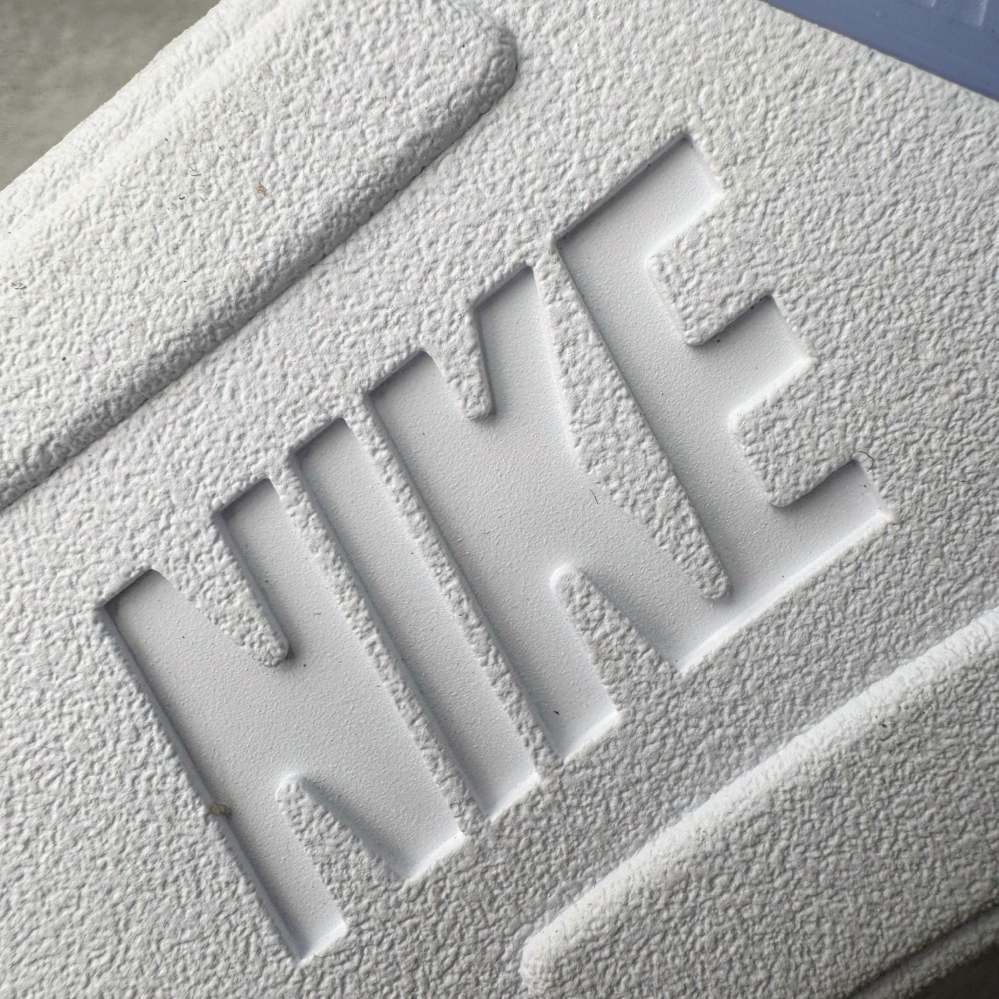 图片[11]-＃K版 Air Jordan AJ5 OG “Grape” 白紫色 HQ7978-100 原厂全套原楦原纸板磨具开发 原厂皮料加持 原厂港宝加持定型后跟R度完美 同源原厂电绣 飞人针数密度立体效果一致 原厂拉帮手法 原厂配置纸衬高频鞋盒 原厂指令配双鞋带 原厂TPU网格鞋带扣 超高鞋面清洁度 最高QC检验标准 控制溢胶瑕疵 到手可放心比对发售原鞋 上脚百分百充正驾驭 尺码：40 40.5 41 42 42.5 43 44 44.5 45 46 47.5 48.5-选品中心