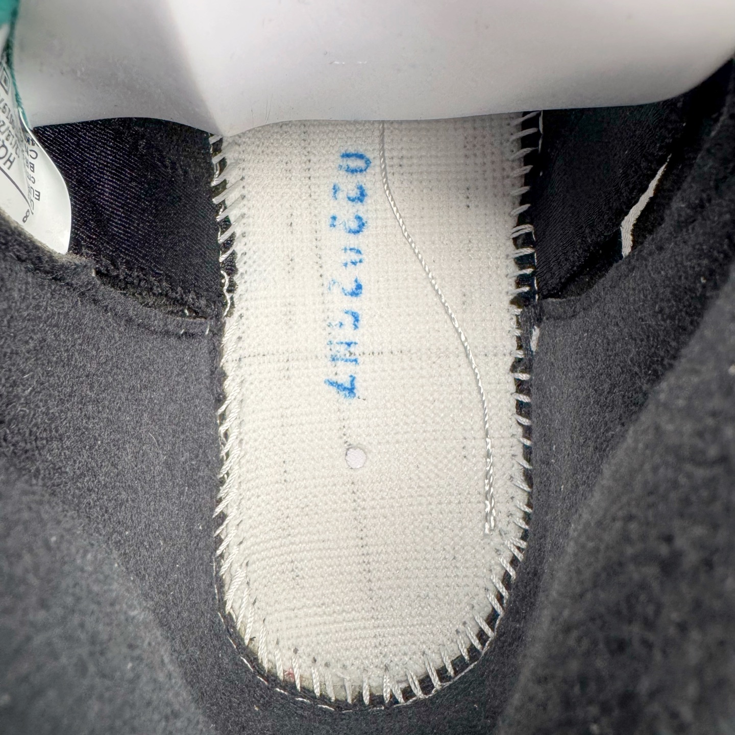 图片[21]-＃K版 Air Jordan AJ5 OG “Grape” 白紫色 HQ7978-100 原厂全套原楦原纸板磨具开发 原厂皮料加持 原厂港宝加持定型后跟R度完美 同源原厂电绣 飞人针数密度立体效果一致 原厂拉帮手法 原厂配置纸衬高频鞋盒 原厂指令配双鞋带 原厂TPU网格鞋带扣 超高鞋面清洁度 最高QC检验标准 控制溢胶瑕疵 到手可放心比对发售原鞋 上脚百分百充正驾驭 尺码：40 40.5 41 42 42.5 43 44 44.5 45 46 47.5 48.5-选品中心