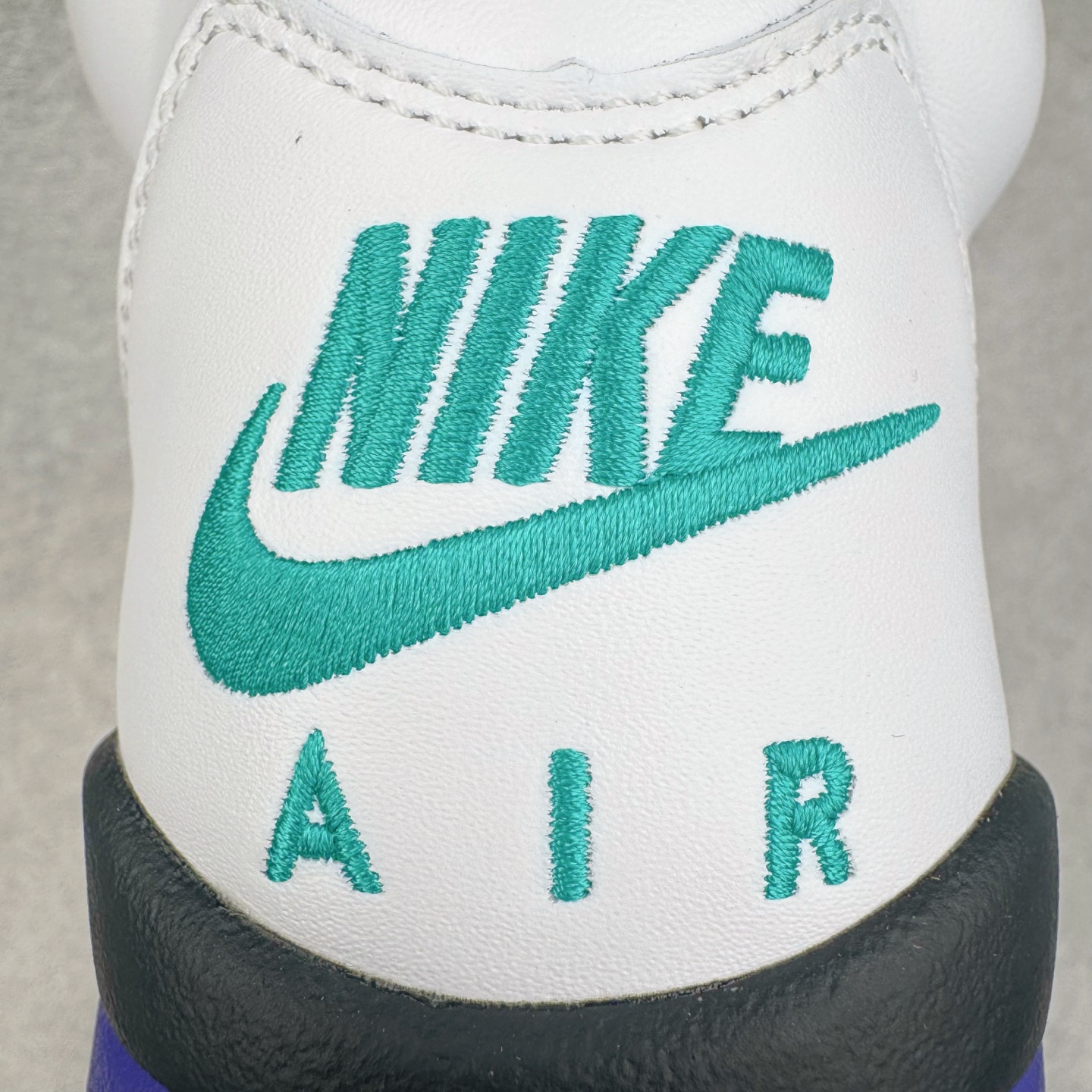 图片[10]-＃K版 Air Jordan AJ5 OG “Grape” 白紫色 HQ7978-100 原厂全套原楦原纸板磨具开发 原厂皮料加持 原厂港宝加持定型后跟R度完美 同源原厂电绣 飞人针数密度立体效果一致 原厂拉帮手法 原厂配置纸衬高频鞋盒 原厂指令配双鞋带 原厂TPU网格鞋带扣 超高鞋面清洁度 最高QC检验标准 控制溢胶瑕疵 到手可放心比对发售原鞋 上脚百分百充正驾驭 尺码：40 40.5 41 42 42.5 43 44 44.5 45 46 47.5 48.5-选品中心