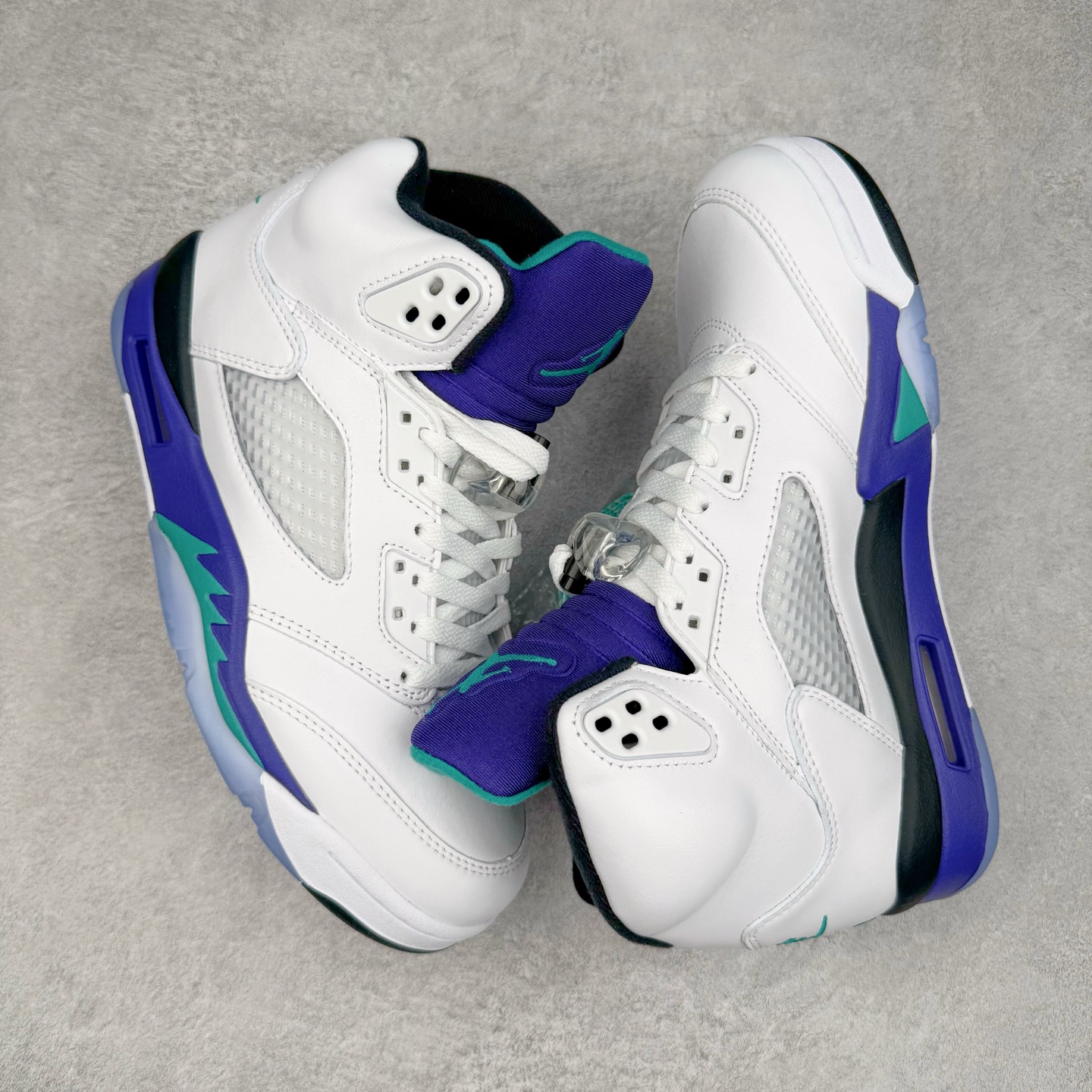 图片[3]-＃K版 Air Jordan AJ5 OG “Grape” 白紫色 HQ7978-100 原厂全套原楦原纸板磨具开发 原厂皮料加持 原厂港宝加持定型后跟R度完美 同源原厂电绣 飞人针数密度立体效果一致 原厂拉帮手法 原厂配置纸衬高频鞋盒 原厂指令配双鞋带 原厂TPU网格鞋带扣 超高鞋面清洁度 最高QC检验标准 控制溢胶瑕疵 到手可放心比对发售原鞋 上脚百分百充正驾驭 尺码：40 40.5 41 42 42.5 43 44 44.5 45 46 47.5 48.5-选品中心