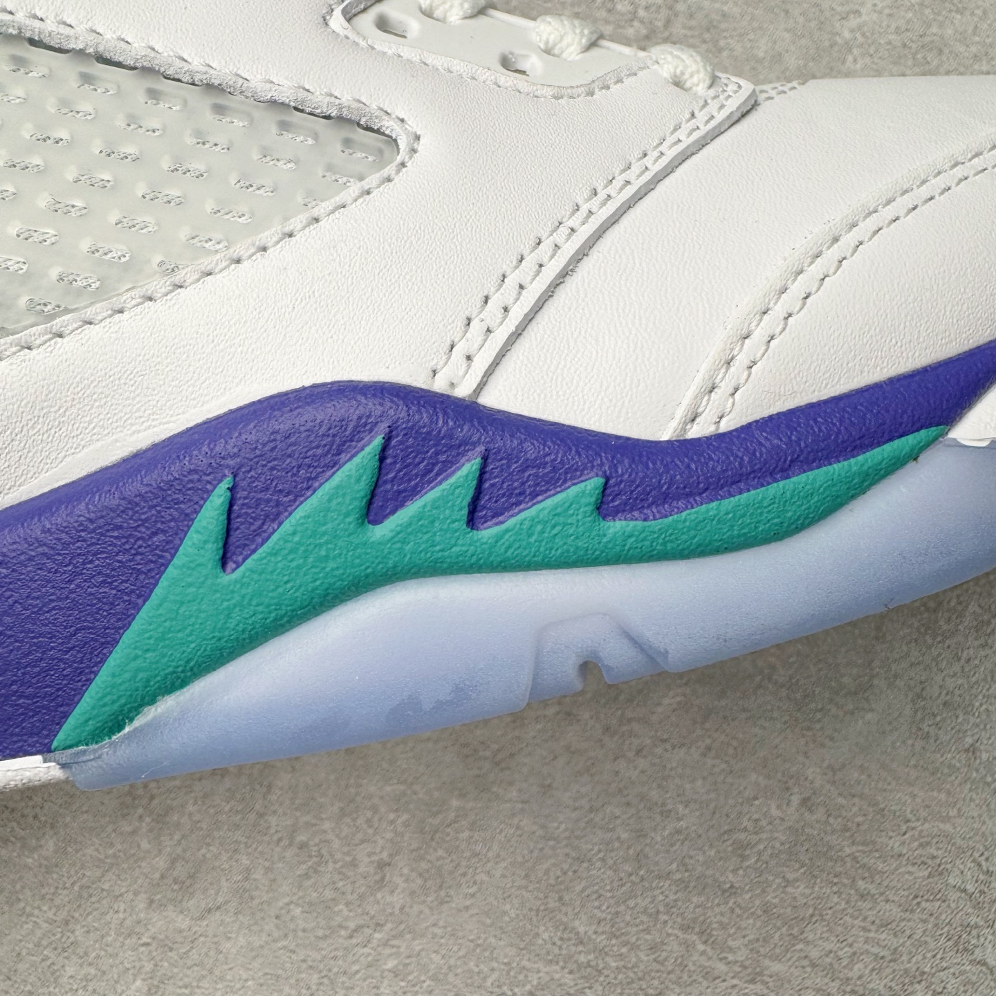 图片[13]-＃K版 Air Jordan AJ5 OG “Grape” 白紫色 HQ7978-100 原厂全套原楦原纸板磨具开发 原厂皮料加持 原厂港宝加持定型后跟R度完美 同源原厂电绣 飞人针数密度立体效果一致 原厂拉帮手法 原厂配置纸衬高频鞋盒 原厂指令配双鞋带 原厂TPU网格鞋带扣 超高鞋面清洁度 最高QC检验标准 控制溢胶瑕疵 到手可放心比对发售原鞋 上脚百分百充正驾驭 尺码：40 40.5 41 42 42.5 43 44 44.5 45 46 47.5 48.5-选品中心