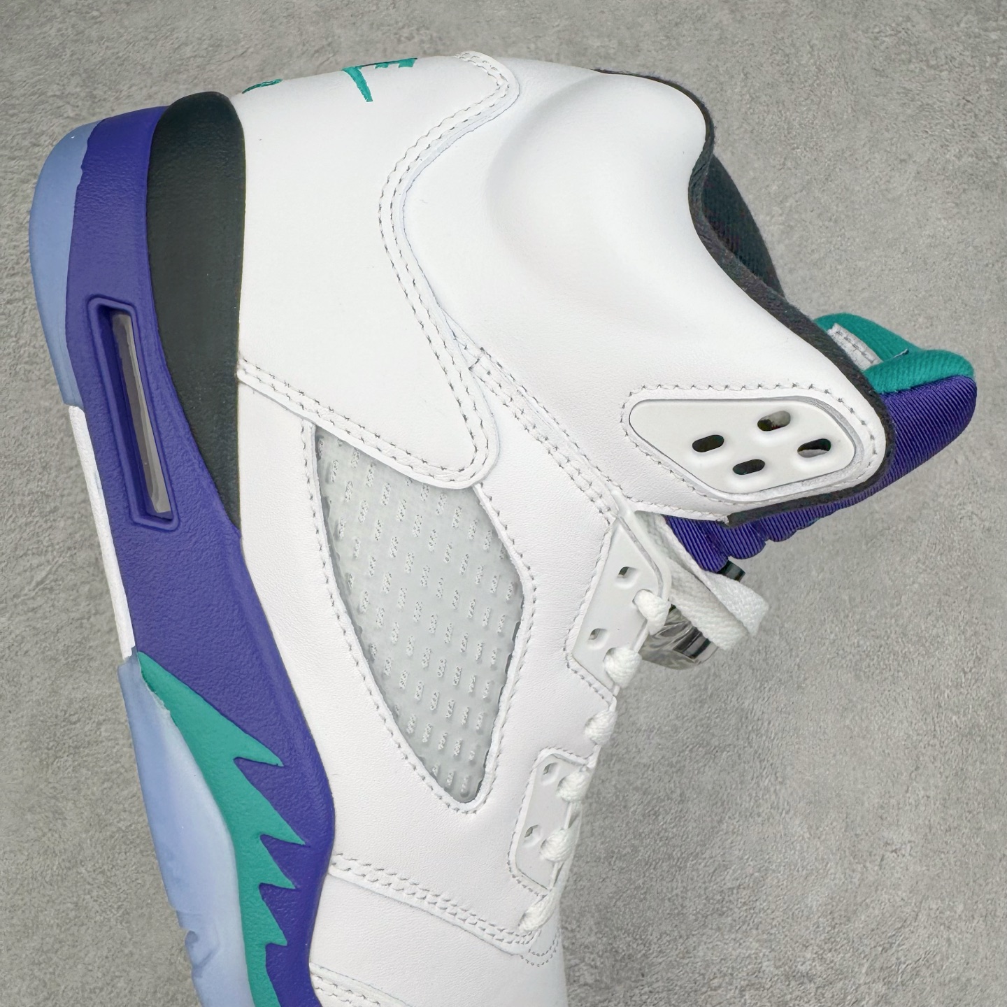 图片[6]-＃K版 Air Jordan AJ5 OG “Grape” 白紫色 HQ7978-100 原厂全套原楦原纸板磨具开发 原厂皮料加持 原厂港宝加持定型后跟R度完美 同源原厂电绣 飞人针数密度立体效果一致 原厂拉帮手法 原厂配置纸衬高频鞋盒 原厂指令配双鞋带 原厂TPU网格鞋带扣 超高鞋面清洁度 最高QC检验标准 控制溢胶瑕疵 到手可放心比对发售原鞋 上脚百分百充正驾驭 尺码：40 40.5 41 42 42.5 43 44 44.5 45 46 47.5 48.5-选品中心