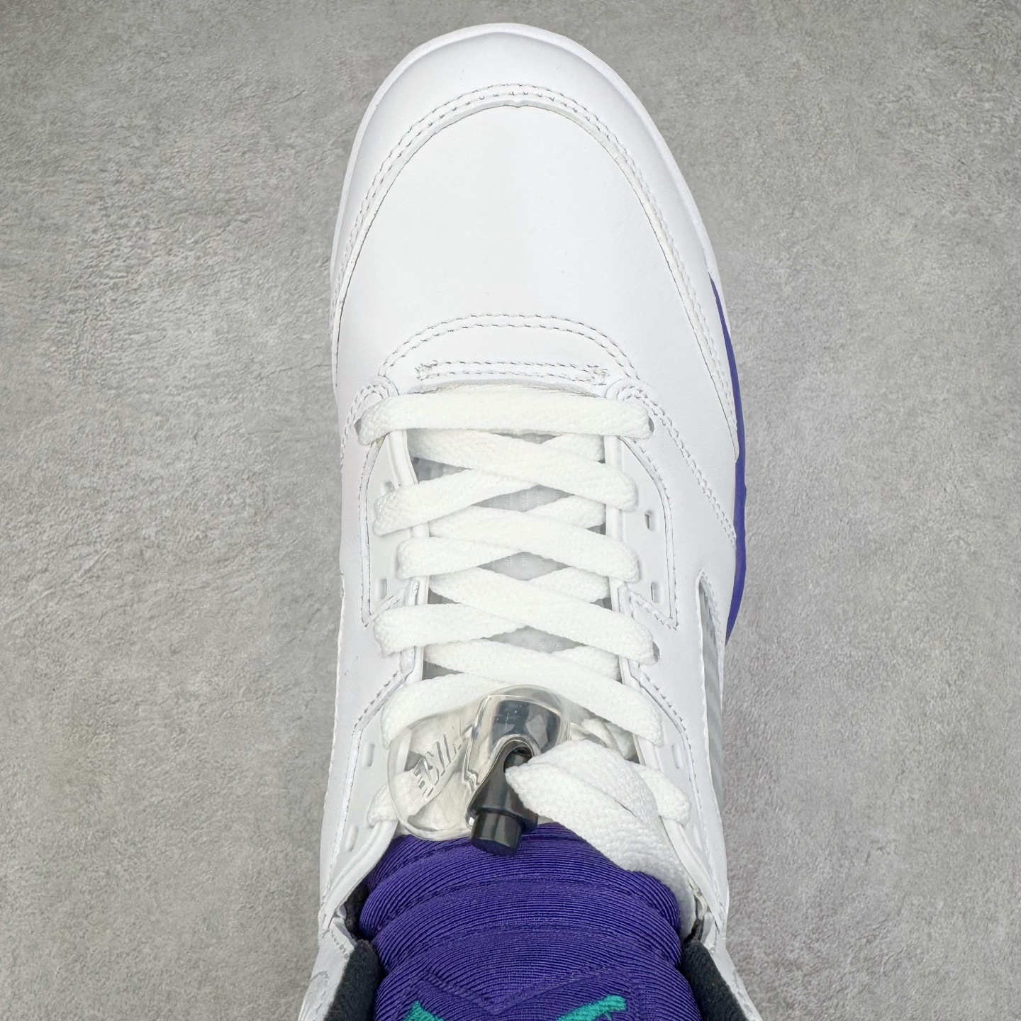 图片[4]-＃K版 Air Jordan AJ5 OG “Grape” 白紫色 HQ7978-100 原厂全套原楦原纸板磨具开发 原厂皮料加持 原厂港宝加持定型后跟R度完美 同源原厂电绣 飞人针数密度立体效果一致 原厂拉帮手法 原厂配置纸衬高频鞋盒 原厂指令配双鞋带 原厂TPU网格鞋带扣 超高鞋面清洁度 最高QC检验标准 控制溢胶瑕疵 到手可放心比对发售原鞋 上脚百分百充正驾驭 尺码：40 40.5 41 42 42.5 43 44 44.5 45 46 47.5 48.5-选品中心