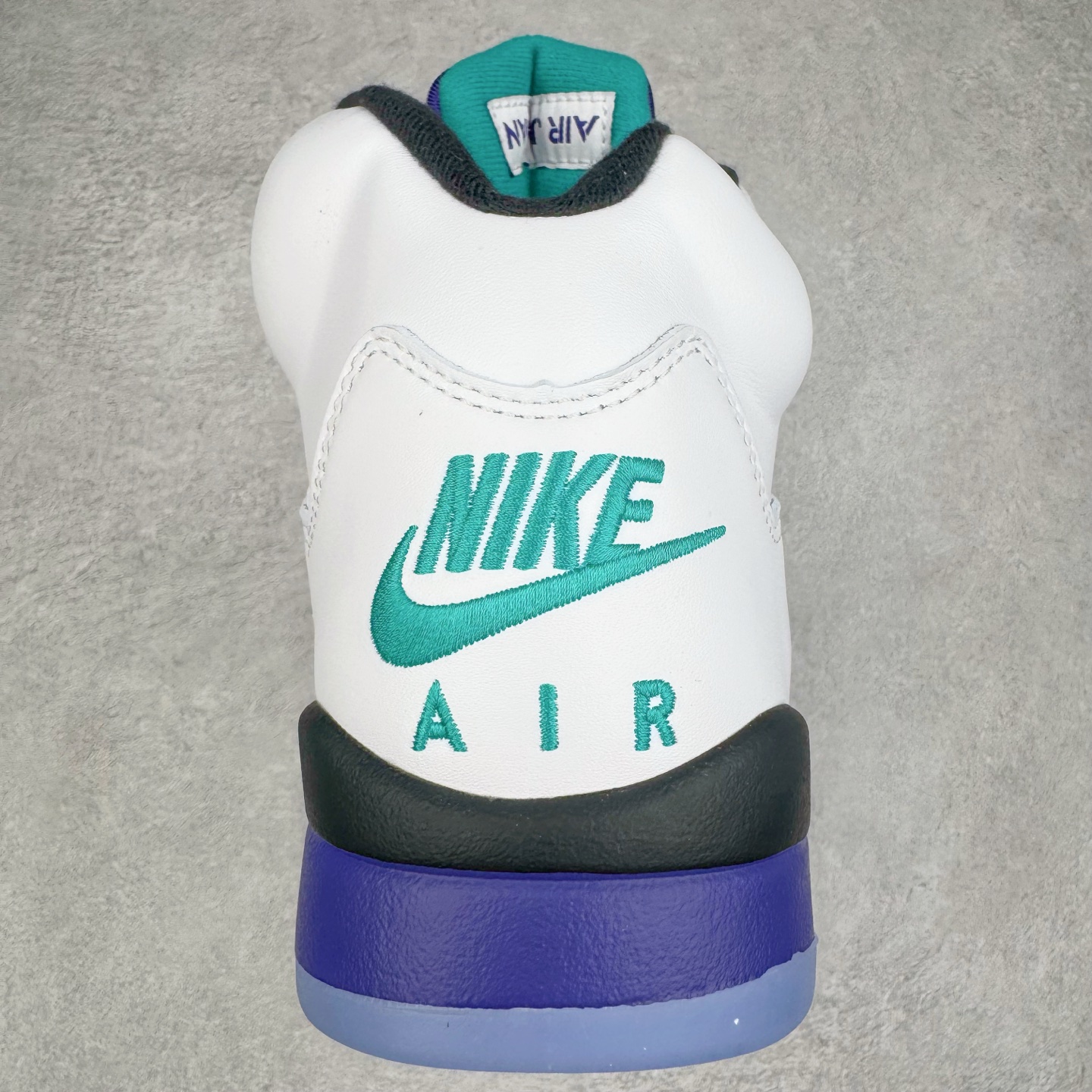 图片[8]-＃K版 Air Jordan AJ5 OG “Grape” 白紫色 HQ7978-100 原厂全套原楦原纸板磨具开发 原厂皮料加持 原厂港宝加持定型后跟R度完美 同源原厂电绣 飞人针数密度立体效果一致 原厂拉帮手法 原厂配置纸衬高频鞋盒 原厂指令配双鞋带 原厂TPU网格鞋带扣 超高鞋面清洁度 最高QC检验标准 控制溢胶瑕疵 到手可放心比对发售原鞋 上脚百分百充正驾驭 尺码：40 40.5 41 42 42.5 43 44 44.5 45 46 47.5 48.5-选品中心