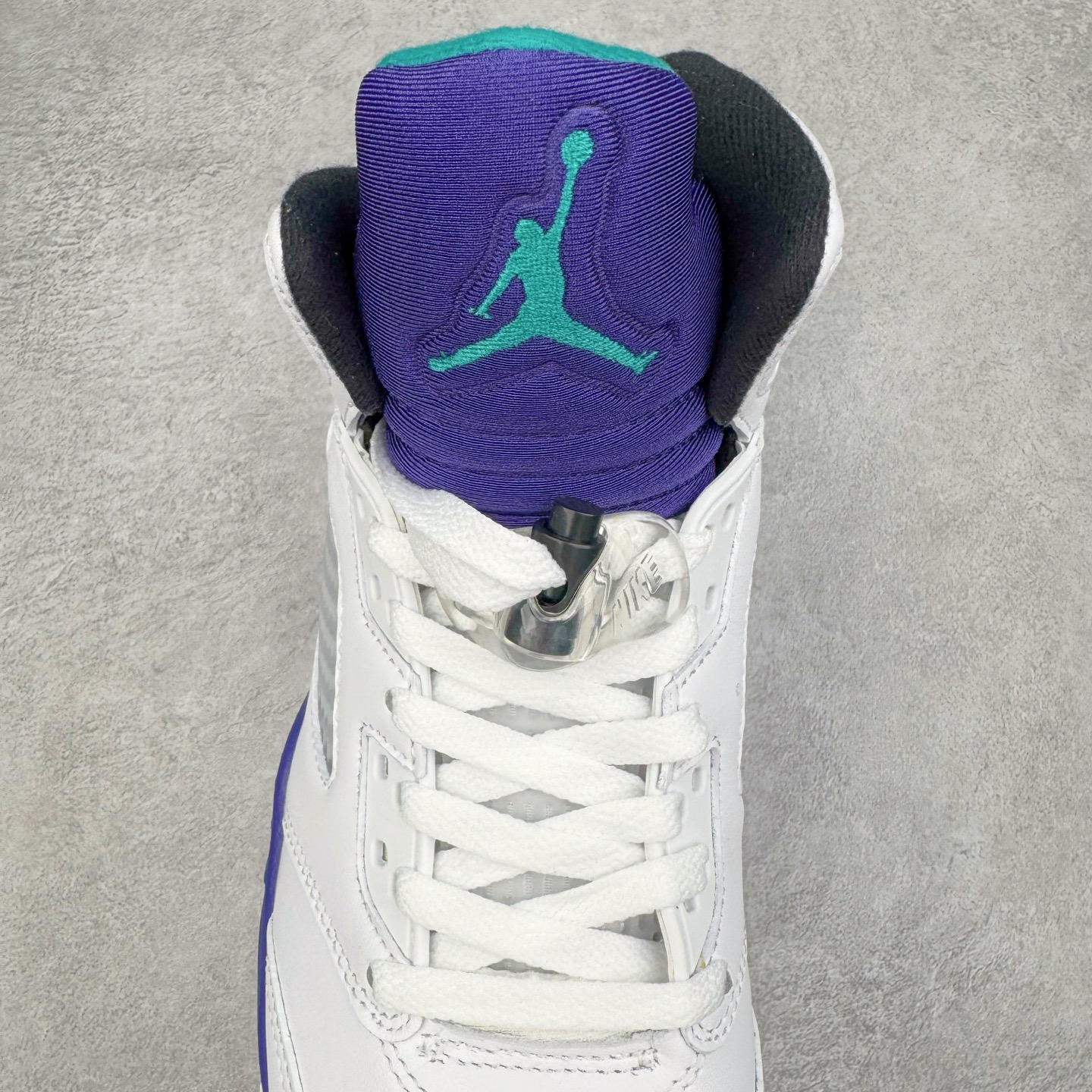 图片[5]-＃K版 Air Jordan AJ5 OG “Grape” 白紫色 HQ7978-100 原厂全套原楦原纸板磨具开发 原厂皮料加持 原厂港宝加持定型后跟R度完美 同源原厂电绣 飞人针数密度立体效果一致 原厂拉帮手法 原厂配置纸衬高频鞋盒 原厂指令配双鞋带 原厂TPU网格鞋带扣 超高鞋面清洁度 最高QC检验标准 控制溢胶瑕疵 到手可放心比对发售原鞋 上脚百分百充正驾驭 尺码：40 40.5 41 42 42.5 43 44 44.5 45 46 47.5 48.5-选品中心