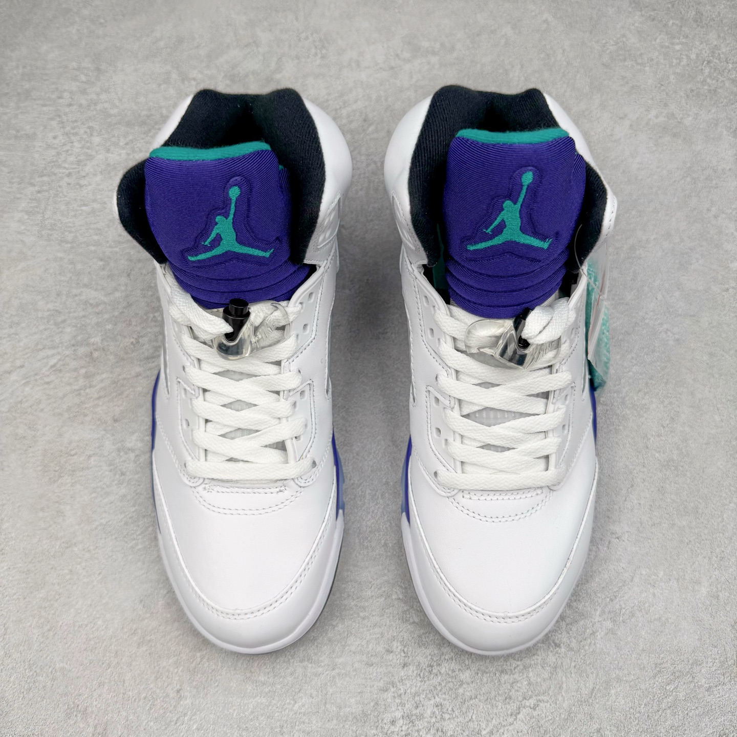 图片[2]-＃K版 Air Jordan AJ5 OG “Grape” 白紫色 HQ7978-100 原厂全套原楦原纸板磨具开发 原厂皮料加持 原厂港宝加持定型后跟R度完美 同源原厂电绣 飞人针数密度立体效果一致 原厂拉帮手法 原厂配置纸衬高频鞋盒 原厂指令配双鞋带 原厂TPU网格鞋带扣 超高鞋面清洁度 最高QC检验标准 控制溢胶瑕疵 到手可放心比对发售原鞋 上脚百分百充正驾驭 尺码：40 40.5 41 42 42.5 43 44 44.5 45 46 47.5 48.5-选品中心
