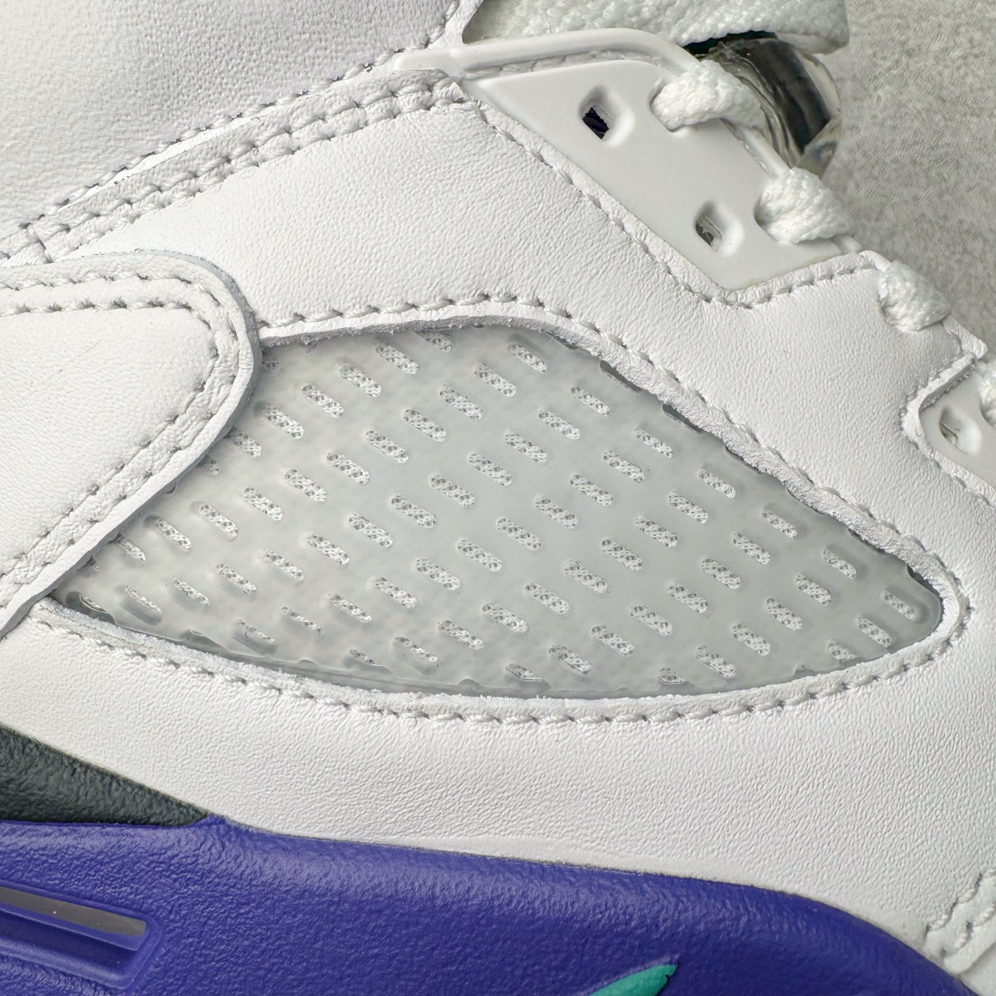 图片[17]-＃K版 Air Jordan AJ5 OG “Grape” 白紫色 HQ7978-100 原厂全套原楦原纸板磨具开发 原厂皮料加持 原厂港宝加持定型后跟R度完美 同源原厂电绣 飞人针数密度立体效果一致 原厂拉帮手法 原厂配置纸衬高频鞋盒 原厂指令配双鞋带 原厂TPU网格鞋带扣 超高鞋面清洁度 最高QC检验标准 控制溢胶瑕疵 到手可放心比对发售原鞋 上脚百分百充正驾驭 尺码：40 40.5 41 42 42.5 43 44 44.5 45 46 47.5 48.5-选品中心