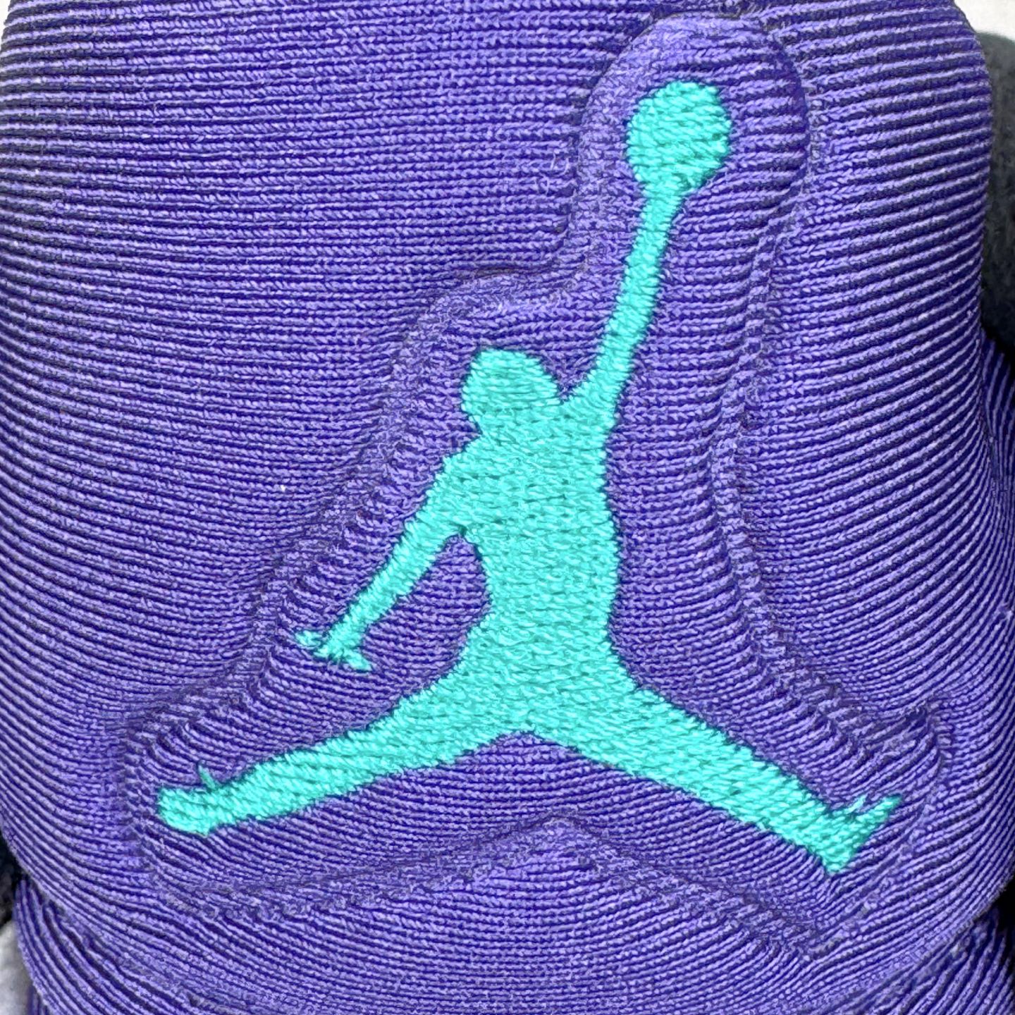 图片[19]-＃K版 Air Jordan AJ5 OG “Grape” 白紫色 HQ7978-100 原厂全套原楦原纸板磨具开发 原厂皮料加持 原厂港宝加持定型后跟R度完美 同源原厂电绣 飞人针数密度立体效果一致 原厂拉帮手法 原厂配置纸衬高频鞋盒 原厂指令配双鞋带 原厂TPU网格鞋带扣 超高鞋面清洁度 最高QC检验标准 控制溢胶瑕疵 到手可放心比对发售原鞋 上脚百分百充正驾驭 尺码：40 40.5 41 42 42.5 43 44 44.5 45 46 47.5 48.5-选品中心