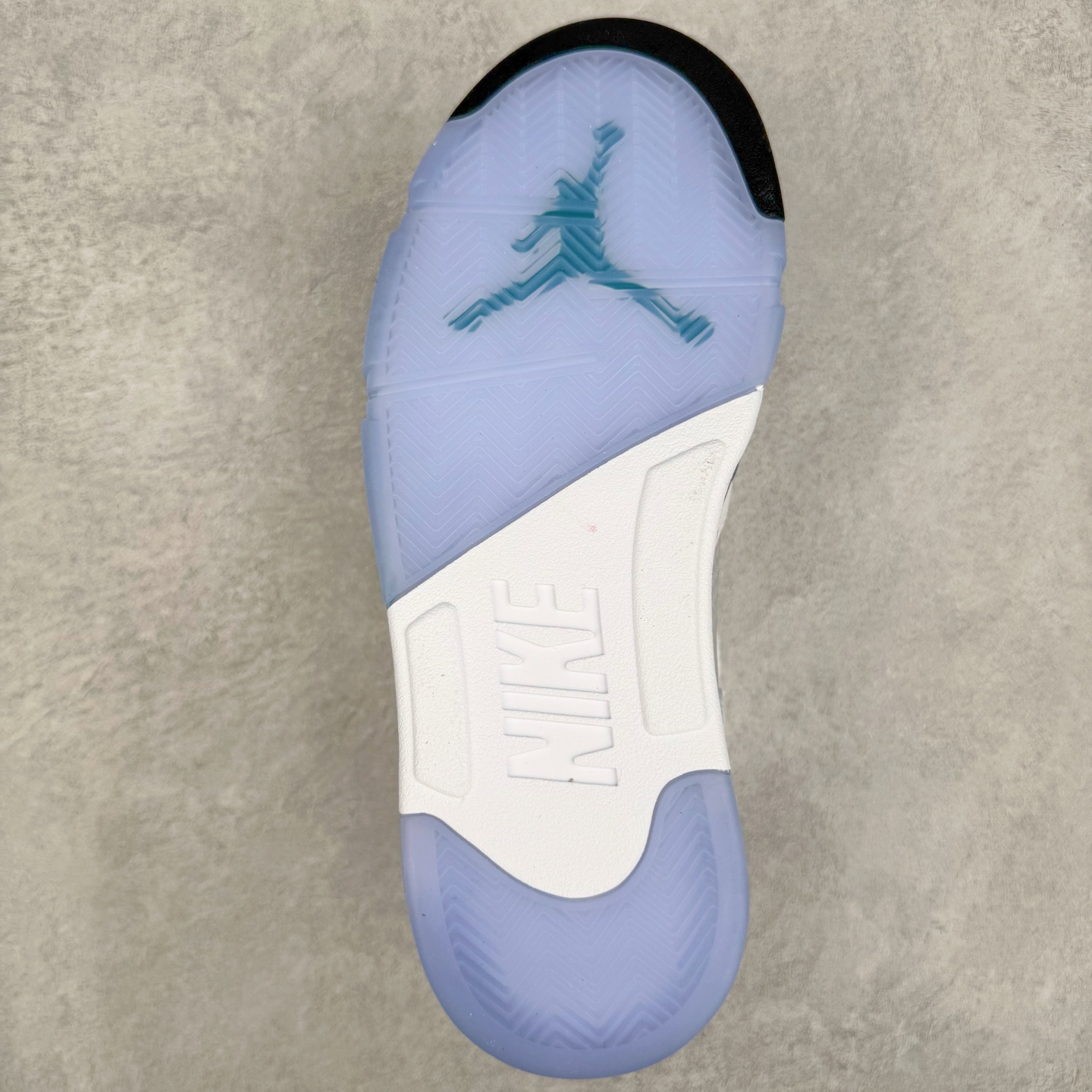 图片[9]-＃K版 Air Jordan AJ5 OG “Grape” 白紫色 HQ7978-100 原厂全套原楦原纸板磨具开发 原厂皮料加持 原厂港宝加持定型后跟R度完美 同源原厂电绣 飞人针数密度立体效果一致 原厂拉帮手法 原厂配置纸衬高频鞋盒 原厂指令配双鞋带 原厂TPU网格鞋带扣 超高鞋面清洁度 最高QC检验标准 控制溢胶瑕疵 到手可放心比对发售原鞋 上脚百分百充正驾驭 尺码：40 40.5 41 42 42.5 43 44 44.5 45 46 47.5 48.5-选品中心