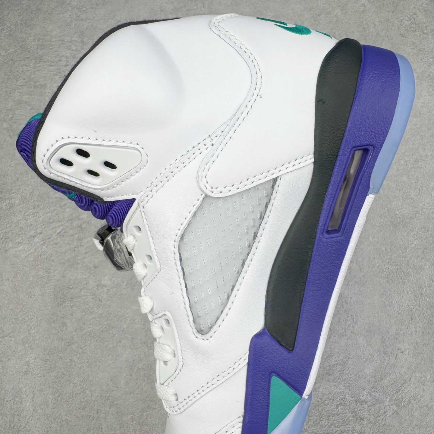 图片[7]-＃K版 Air Jordan AJ5 OG “Grape” 白紫色 HQ7978-100 原厂全套原楦原纸板磨具开发 原厂皮料加持 原厂港宝加持定型后跟R度完美 同源原厂电绣 飞人针数密度立体效果一致 原厂拉帮手法 原厂配置纸衬高频鞋盒 原厂指令配双鞋带 原厂TPU网格鞋带扣 超高鞋面清洁度 最高QC检验标准 控制溢胶瑕疵 到手可放心比对发售原鞋 上脚百分百充正驾驭 尺码：40 40.5 41 42 42.5 43 44 44.5 45 46 47.5 48.5-选品中心