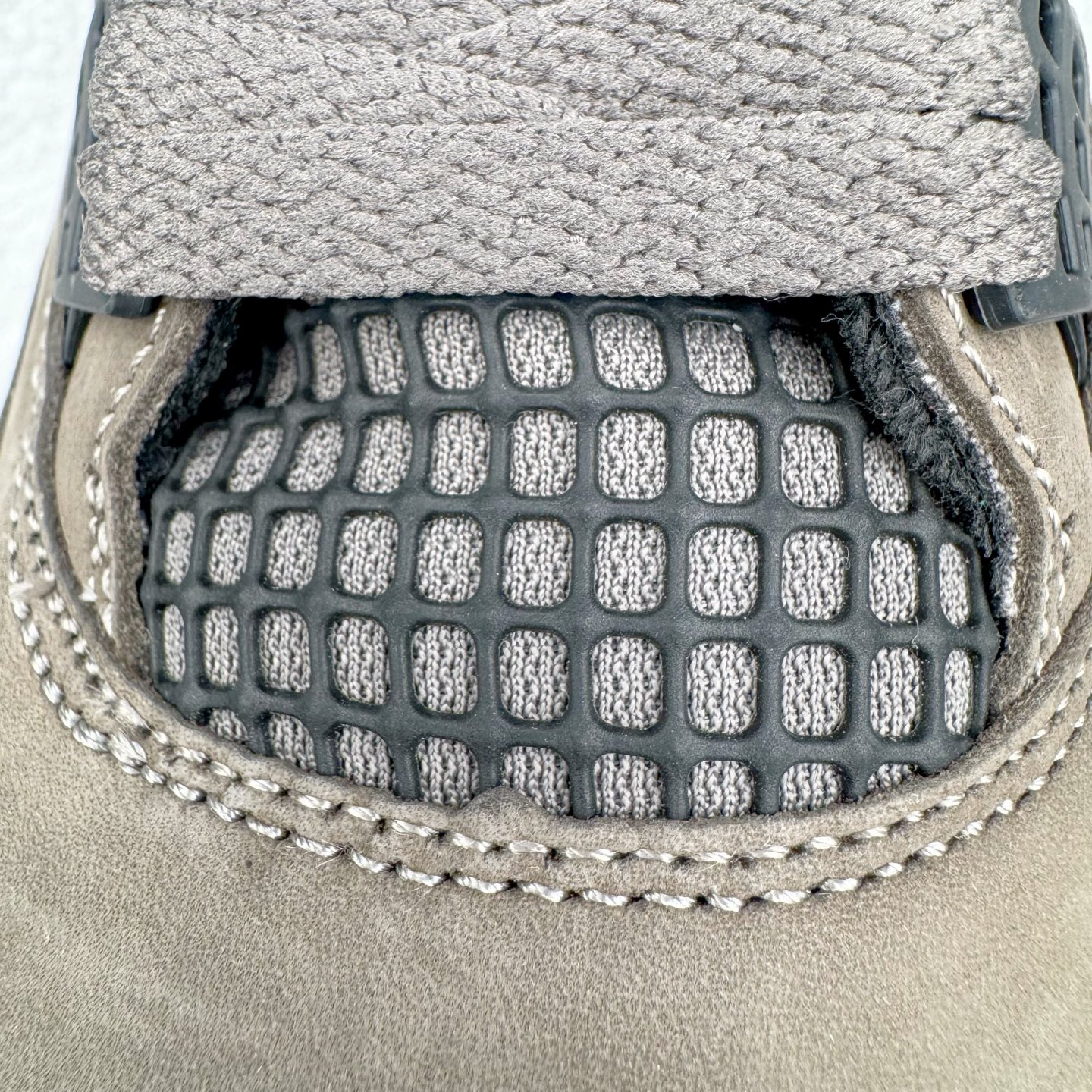 图片[13]-＃F版 Air Jordan AJ4 Ship “Cave Stone”摩卡棕色 FV5029-200 大厂出品 全头层加持 原鞋原楦原纸板同源开发 完美呈现乔4的版型 内侧正确双色网格 还原细节 原厂皮料 正确气垫颜色 正确网格工艺 正确拉帮工艺 全鞋原装材料制作 原档案原模具打造 支持全方位与正品对比 尺码：36 36.5 37.5 38 38.5 39 40 40.5 41 42 42.5 43 44 44.5 45 46 47.5-选品中心