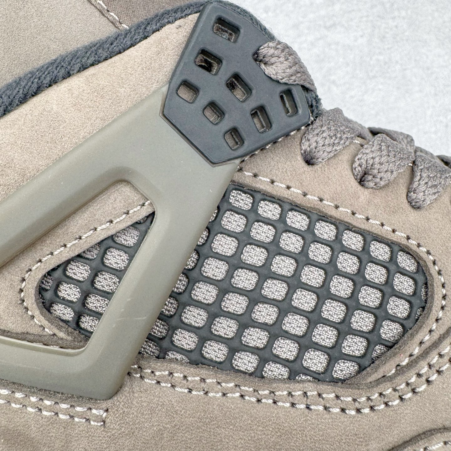 图片[17]-＃F版 Air Jordan AJ4 Ship “Cave Stone”摩卡棕色 FV5029-200 大厂出品 全头层加持 原鞋原楦原纸板同源开发 完美呈现乔4的版型 内侧正确双色网格 还原细节 原厂皮料 正确气垫颜色 正确网格工艺 正确拉帮工艺 全鞋原装材料制作 原档案原模具打造 支持全方位与正品对比 尺码：36 36.5 37.5 38 38.5 39 40 40.5 41 42 42.5 43 44 44.5 45 46 47.5-选品中心