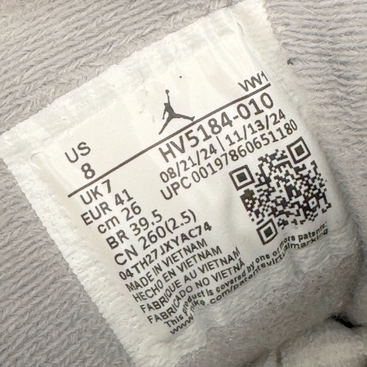 图片[12]-＃KZ纯原 Air Jordan AJ4 RM 重制版低帮复古篮球鞋 黑色 HV5184-010 亲自操刀耗时半年巨作 全套原纸板楦头开发 确保原汁原味 完美呈现版型 一比一鞋头弧度高度鞋身弧度 原厂TPU 正确内里网布 菱角分明不变形无多余毛边 柔软性质感一致于原鞋 原厂织唛标 原厂飞人电绣工艺 尾指中部跳三针 独家绑鞋带手法 印刷中底布 四线拉帮 米色美纹纸贴合固定 进口港宝加持 后跟自然饱满 全鞋荧光划线卡点 追求极致完美 每一双都是工艺品 多重QC质检 超越公司货的品控标准 实实在在的免检产品 采用了低帮的设计 并保留了众多AJ4的经典元素 鞋身以皮革、麂皮材质拼接打造 AJ4经典的TPU材质延伸至后跟 增强鞋款稳定性 而鞋身侧面的网格设计则被取消 尾部的NIKE AIR标志也得到保留 并同时带有飞人logo 中底部分同样搭载了可视AIR气垫 鞋底采用米白色中底和外底呈现 为整个设计收尾 尺码：36 36.5 37.5 38 38.5 39 40 40.5 41 42 42.5 43 44 44.5 45 46 47.5-选品中心