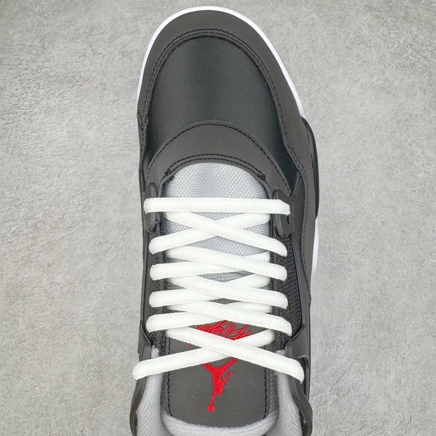 图片[4]-＃KZ纯原 Air Jordan AJ4 RM 重制版低帮复古篮球鞋 黑色 HV5184-010 亲自操刀耗时半年巨作 全套原纸板楦头开发 确保原汁原味 完美呈现版型 一比一鞋头弧度高度鞋身弧度 原厂TPU 正确内里网布 菱角分明不变形无多余毛边 柔软性质感一致于原鞋 原厂织唛标 原厂飞人电绣工艺 尾指中部跳三针 独家绑鞋带手法 印刷中底布 四线拉帮 米色美纹纸贴合固定 进口港宝加持 后跟自然饱满 全鞋荧光划线卡点 追求极致完美 每一双都是工艺品 多重QC质检 超越公司货的品控标准 实实在在的免检产品 采用了低帮的设计 并保留了众多AJ4的经典元素 鞋身以皮革、麂皮材质拼接打造 AJ4经典的TPU材质延伸至后跟 增强鞋款稳定性 而鞋身侧面的网格设计则被取消 尾部的NIKE AIR标志也得到保留 并同时带有飞人logo 中底部分同样搭载了可视AIR气垫 鞋底采用米白色中底和外底呈现 为整个设计收尾 尺码：36 36.5 37.5 38 38.5 39 40 40.5 41 42 42.5 43 44 44.5 45 46 47.5-选品中心