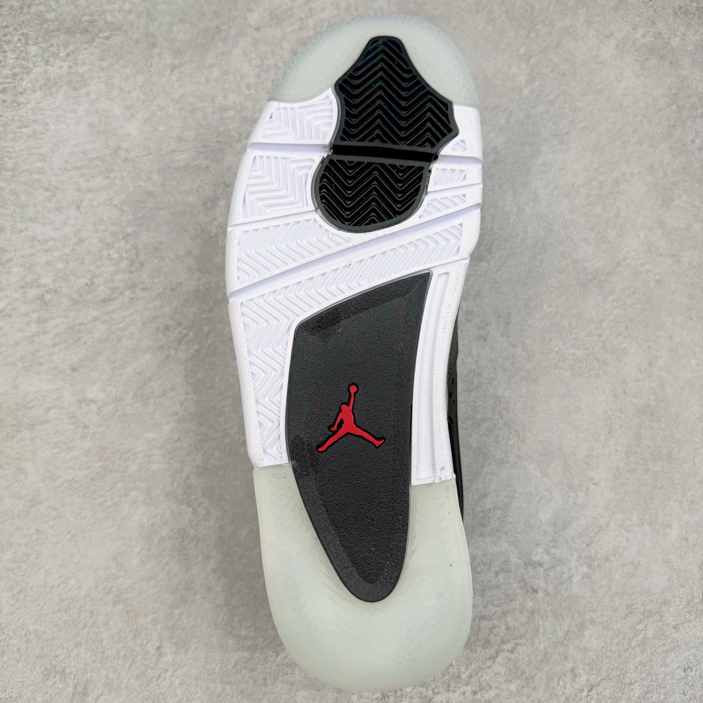 图片[9]-＃KZ纯原 Air Jordan AJ4 RM 重制版低帮复古篮球鞋 黑色 HV5184-010 亲自操刀耗时半年巨作 全套原纸板楦头开发 确保原汁原味 完美呈现版型 一比一鞋头弧度高度鞋身弧度 原厂TPU 正确内里网布 菱角分明不变形无多余毛边 柔软性质感一致于原鞋 原厂织唛标 原厂飞人电绣工艺 尾指中部跳三针 独家绑鞋带手法 印刷中底布 四线拉帮 米色美纹纸贴合固定 进口港宝加持 后跟自然饱满 全鞋荧光划线卡点 追求极致完美 每一双都是工艺品 多重QC质检 超越公司货的品控标准 实实在在的免检产品 采用了低帮的设计 并保留了众多AJ4的经典元素 鞋身以皮革、麂皮材质拼接打造 AJ4经典的TPU材质延伸至后跟 增强鞋款稳定性 而鞋身侧面的网格设计则被取消 尾部的NIKE AIR标志也得到保留 并同时带有飞人logo 中底部分同样搭载了可视AIR气垫 鞋底采用米白色中底和外底呈现 为整个设计收尾 尺码：36 36.5 37.5 38 38.5 39 40 40.5 41 42 42.5 43 44 44.5 45 46 47.5-选品中心