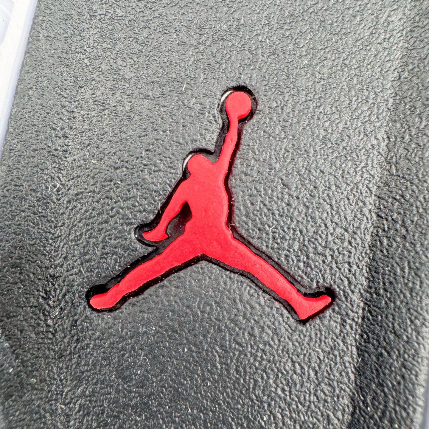 图片[19]-＃KZ纯原 Air Jordan AJ4 RM 重制版低帮复古篮球鞋 黑色 HV5184-010 亲自操刀耗时半年巨作 全套原纸板楦头开发 确保原汁原味 完美呈现版型 一比一鞋头弧度高度鞋身弧度 原厂TPU 正确内里网布 菱角分明不变形无多余毛边 柔软性质感一致于原鞋 原厂织唛标 原厂飞人电绣工艺 尾指中部跳三针 独家绑鞋带手法 印刷中底布 四线拉帮 米色美纹纸贴合固定 进口港宝加持 后跟自然饱满 全鞋荧光划线卡点 追求极致完美 每一双都是工艺品 多重QC质检 超越公司货的品控标准 实实在在的免检产品 采用了低帮的设计 并保留了众多AJ4的经典元素 鞋身以皮革、麂皮材质拼接打造 AJ4经典的TPU材质延伸至后跟 增强鞋款稳定性 而鞋身侧面的网格设计则被取消 尾部的NIKE AIR标志也得到保留 并同时带有飞人logo 中底部分同样搭载了可视AIR气垫 鞋底采用米白色中底和外底呈现 为整个设计收尾 尺码：36 36.5 37.5 38 38.5 39 40 40.5 41 42 42.5 43 44 44.5 45 46 47.5-选品中心