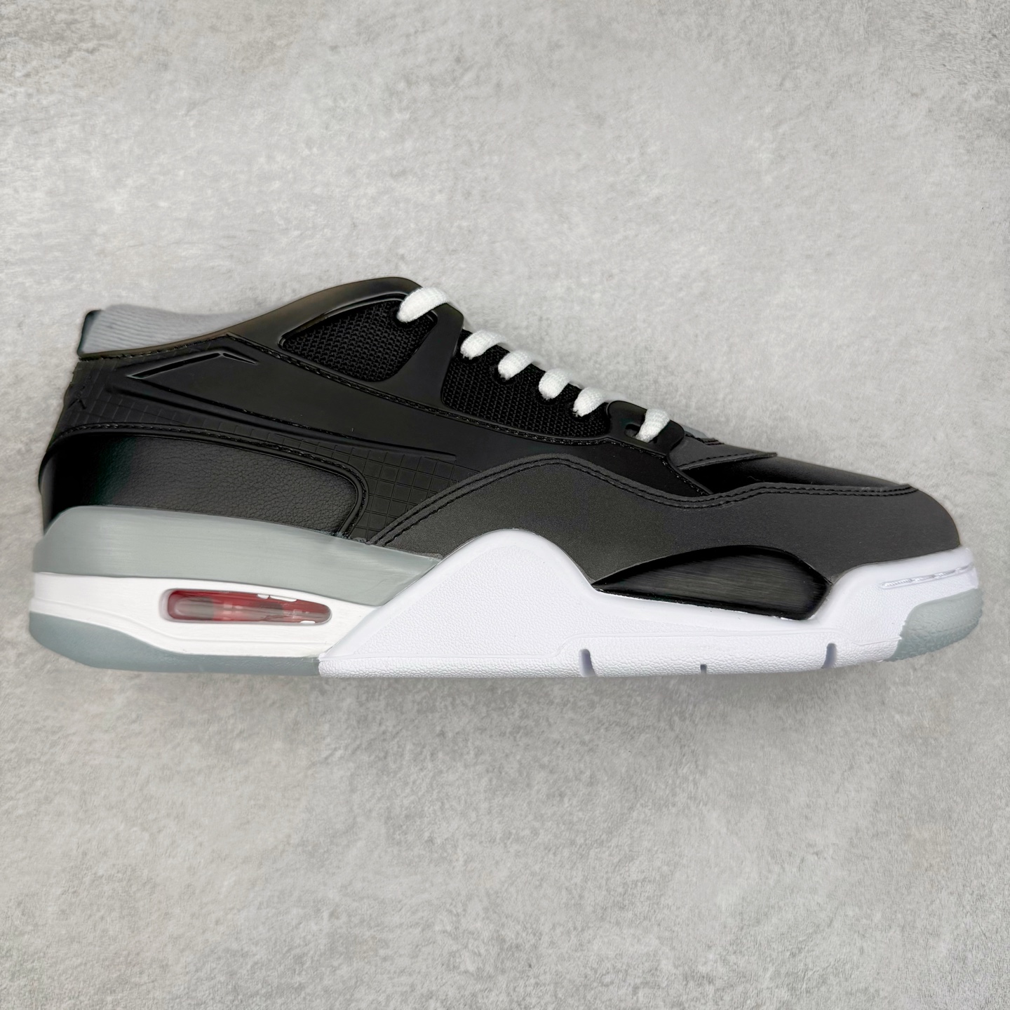 ＃KZ纯原 Air Jordan AJ4 RM 重制版低帮复古篮球鞋 黑色 HV5184-010 亲自操刀耗时半年巨作 全套原纸板楦头开发 确保原汁原味 完美呈现版型 一比一鞋头弧度高度鞋身弧度 原厂TPU 正确内里网布 菱角分明不变形无多余毛边 柔软性质感一致于原鞋 原厂织唛标 原厂飞人电绣工艺 尾指中部跳三针 独家绑鞋带手法 印刷中底布 四线拉帮 米色美纹纸贴合固定 进口港宝加持 后跟自然饱满 全鞋荧光划线卡点 追求极致完美 每一双都是工艺品 多重QC质检 超越公司货的品控标准 实实在在的免检产品 采用了低帮的设计 并保留了众多AJ4的经典元素 鞋身以皮革、麂皮材质拼接打造 AJ4经典的TPU材质延伸至后跟 增强鞋款稳定性 而鞋身侧面的网格设计则被取消 尾部的NIKE AIR标志也得到保留 并同时带有飞人logo 中底部分同样搭载了可视AIR气垫 鞋底采用米白色中底和外底呈现 为整个设计收尾 尺码：36 36.5 37.5 38 38.5 39 40 40.5 41 42 42.5 43 44 44.5 45 46 47.5-选品中心