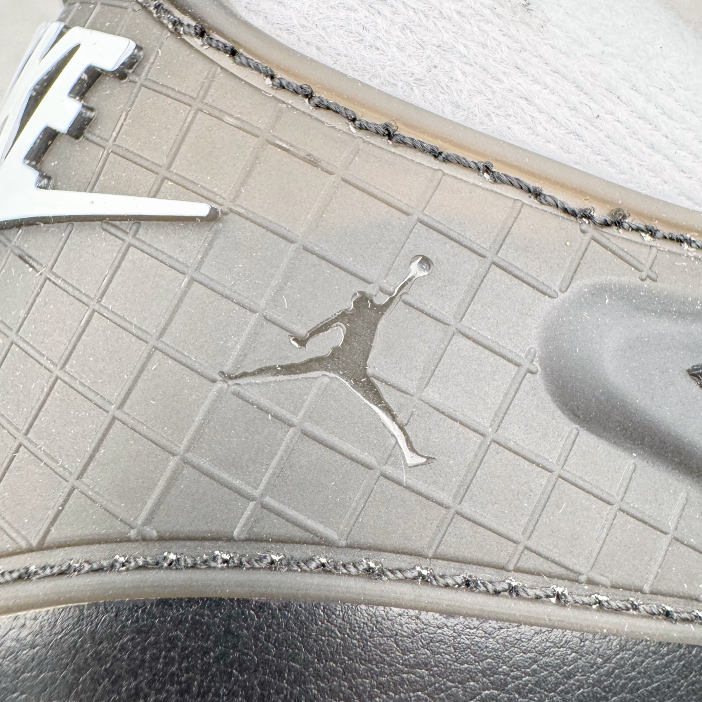 图片[16]-＃KZ纯原 Air Jordan AJ4 RM 重制版低帮复古篮球鞋 黑色 HV5184-010 亲自操刀耗时半年巨作 全套原纸板楦头开发 确保原汁原味 完美呈现版型 一比一鞋头弧度高度鞋身弧度 原厂TPU 正确内里网布 菱角分明不变形无多余毛边 柔软性质感一致于原鞋 原厂织唛标 原厂飞人电绣工艺 尾指中部跳三针 独家绑鞋带手法 印刷中底布 四线拉帮 米色美纹纸贴合固定 进口港宝加持 后跟自然饱满 全鞋荧光划线卡点 追求极致完美 每一双都是工艺品 多重QC质检 超越公司货的品控标准 实实在在的免检产品 采用了低帮的设计 并保留了众多AJ4的经典元素 鞋身以皮革、麂皮材质拼接打造 AJ4经典的TPU材质延伸至后跟 增强鞋款稳定性 而鞋身侧面的网格设计则被取消 尾部的NIKE AIR标志也得到保留 并同时带有飞人logo 中底部分同样搭载了可视AIR气垫 鞋底采用米白色中底和外底呈现 为整个设计收尾 尺码：36 36.5 37.5 38 38.5 39 40 40.5 41 42 42.5 43 44 44.5 45 46 47.5-选品中心