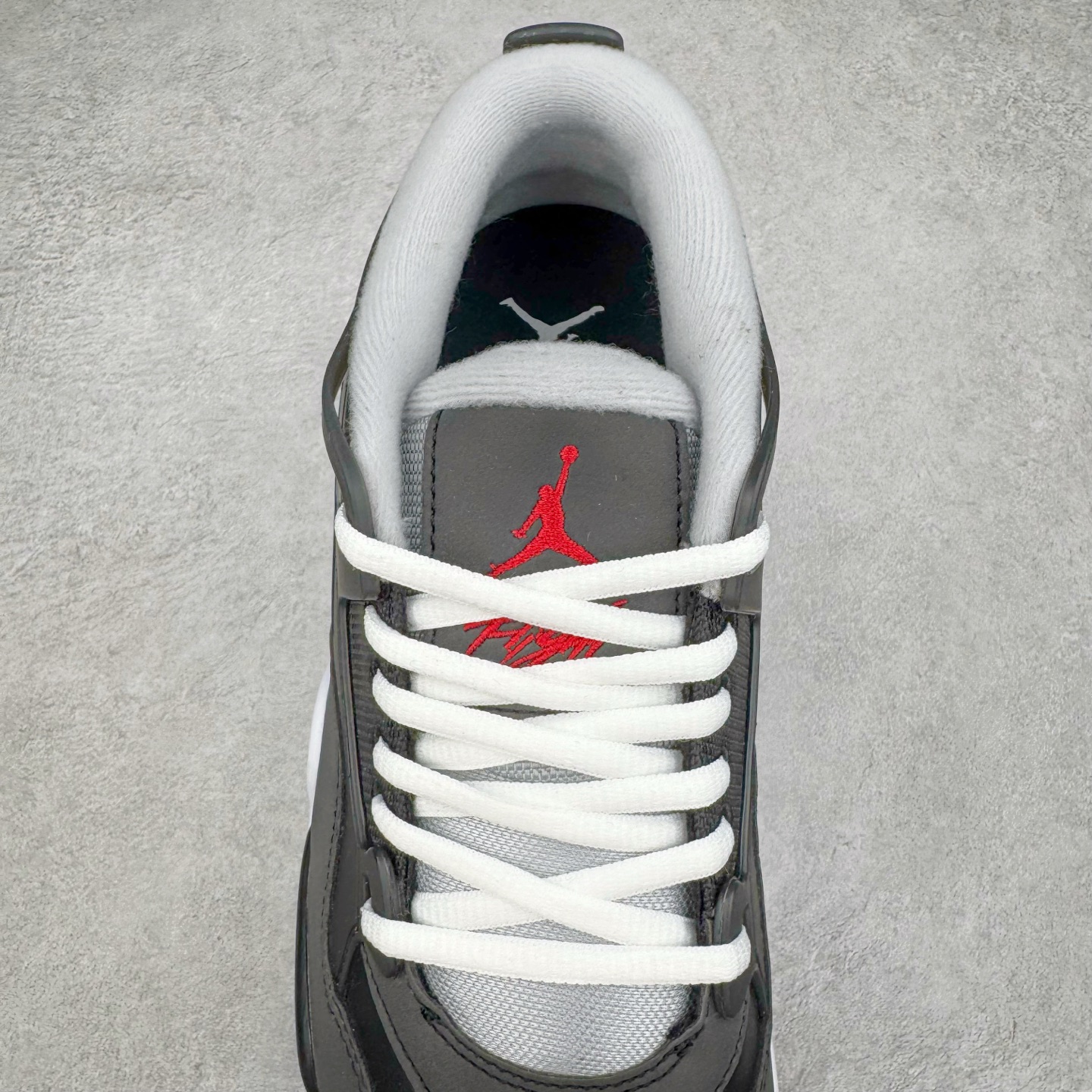 图片[5]-＃KZ纯原 Air Jordan AJ4 RM 重制版低帮复古篮球鞋 黑色 HV5184-010 亲自操刀耗时半年巨作 全套原纸板楦头开发 确保原汁原味 完美呈现版型 一比一鞋头弧度高度鞋身弧度 原厂TPU 正确内里网布 菱角分明不变形无多余毛边 柔软性质感一致于原鞋 原厂织唛标 原厂飞人电绣工艺 尾指中部跳三针 独家绑鞋带手法 印刷中底布 四线拉帮 米色美纹纸贴合固定 进口港宝加持 后跟自然饱满 全鞋荧光划线卡点 追求极致完美 每一双都是工艺品 多重QC质检 超越公司货的品控标准 实实在在的免检产品 采用了低帮的设计 并保留了众多AJ4的经典元素 鞋身以皮革、麂皮材质拼接打造 AJ4经典的TPU材质延伸至后跟 增强鞋款稳定性 而鞋身侧面的网格设计则被取消 尾部的NIKE AIR标志也得到保留 并同时带有飞人logo 中底部分同样搭载了可视AIR气垫 鞋底采用米白色中底和外底呈现 为整个设计收尾 尺码：36 36.5 37.5 38 38.5 39 40 40.5 41 42 42.5 43 44 44.5 45 46 47.5-选品中心