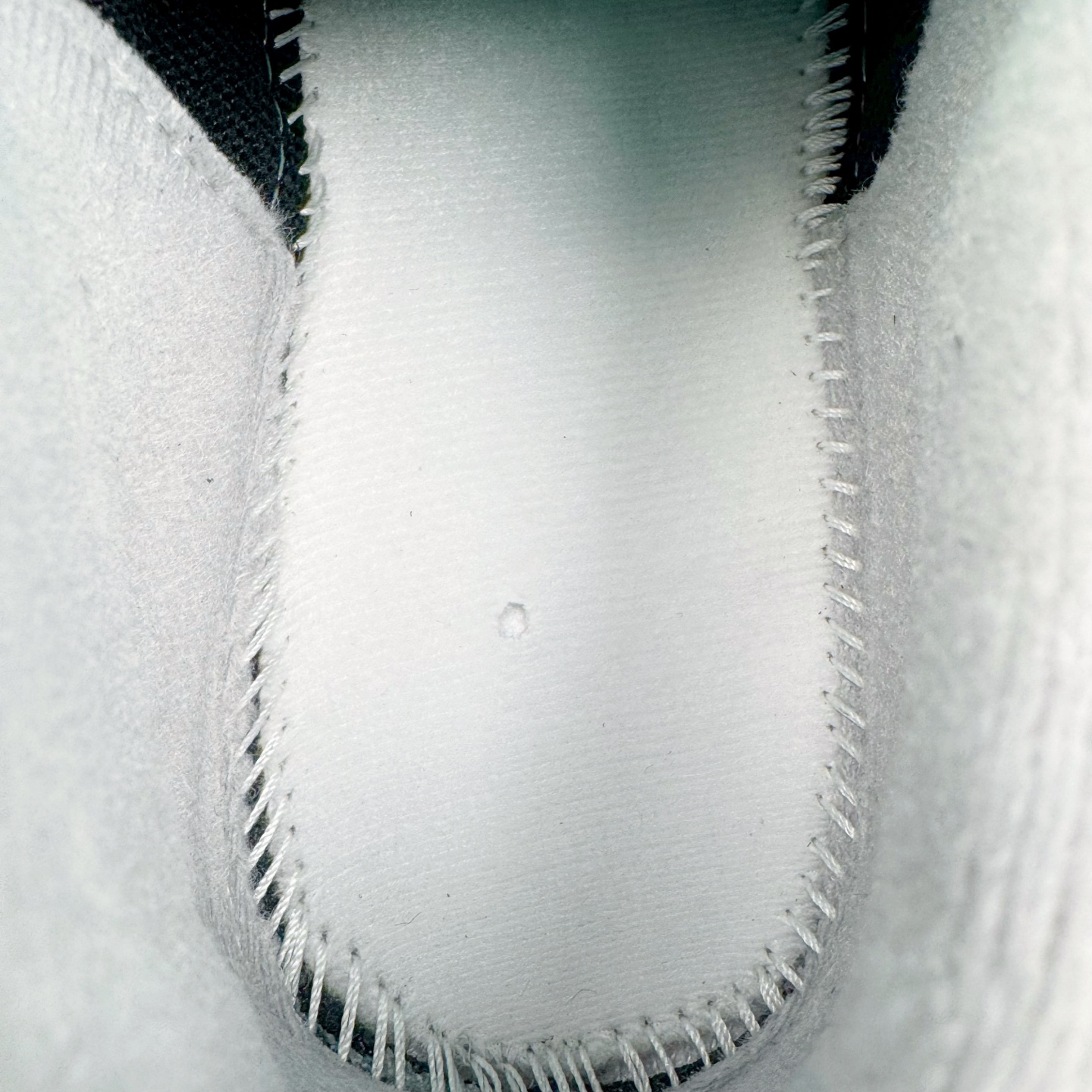 图片[10]-＃KZ纯原 Air Jordan AJ4 RM 重制版低帮复古篮球鞋 黑色 HV5184-010 亲自操刀耗时半年巨作 全套原纸板楦头开发 确保原汁原味 完美呈现版型 一比一鞋头弧度高度鞋身弧度 原厂TPU 正确内里网布 菱角分明不变形无多余毛边 柔软性质感一致于原鞋 原厂织唛标 原厂飞人电绣工艺 尾指中部跳三针 独家绑鞋带手法 印刷中底布 四线拉帮 米色美纹纸贴合固定 进口港宝加持 后跟自然饱满 全鞋荧光划线卡点 追求极致完美 每一双都是工艺品 多重QC质检 超越公司货的品控标准 实实在在的免检产品 采用了低帮的设计 并保留了众多AJ4的经典元素 鞋身以皮革、麂皮材质拼接打造 AJ4经典的TPU材质延伸至后跟 增强鞋款稳定性 而鞋身侧面的网格设计则被取消 尾部的NIKE AIR标志也得到保留 并同时带有飞人logo 中底部分同样搭载了可视AIR气垫 鞋底采用米白色中底和外底呈现 为整个设计收尾 尺码：36 36.5 37.5 38 38.5 39 40 40.5 41 42 42.5 43 44 44.5 45 46 47.5-选品中心