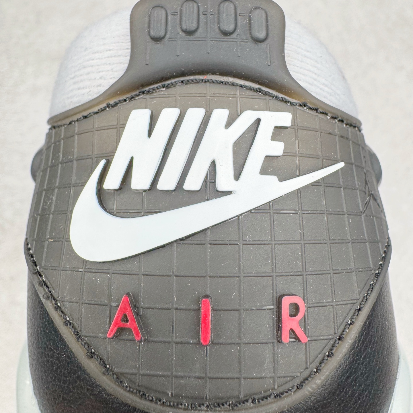 图片[15]-＃KZ纯原 Air Jordan AJ4 RM 重制版低帮复古篮球鞋 黑色 HV5184-010 亲自操刀耗时半年巨作 全套原纸板楦头开发 确保原汁原味 完美呈现版型 一比一鞋头弧度高度鞋身弧度 原厂TPU 正确内里网布 菱角分明不变形无多余毛边 柔软性质感一致于原鞋 原厂织唛标 原厂飞人电绣工艺 尾指中部跳三针 独家绑鞋带手法 印刷中底布 四线拉帮 米色美纹纸贴合固定 进口港宝加持 后跟自然饱满 全鞋荧光划线卡点 追求极致完美 每一双都是工艺品 多重QC质检 超越公司货的品控标准 实实在在的免检产品 采用了低帮的设计 并保留了众多AJ4的经典元素 鞋身以皮革、麂皮材质拼接打造 AJ4经典的TPU材质延伸至后跟 增强鞋款稳定性 而鞋身侧面的网格设计则被取消 尾部的NIKE AIR标志也得到保留 并同时带有飞人logo 中底部分同样搭载了可视AIR气垫 鞋底采用米白色中底和外底呈现 为整个设计收尾 尺码：36 36.5 37.5 38 38.5 39 40 40.5 41 42 42.5 43 44 44.5 45 46 47.5-选品中心