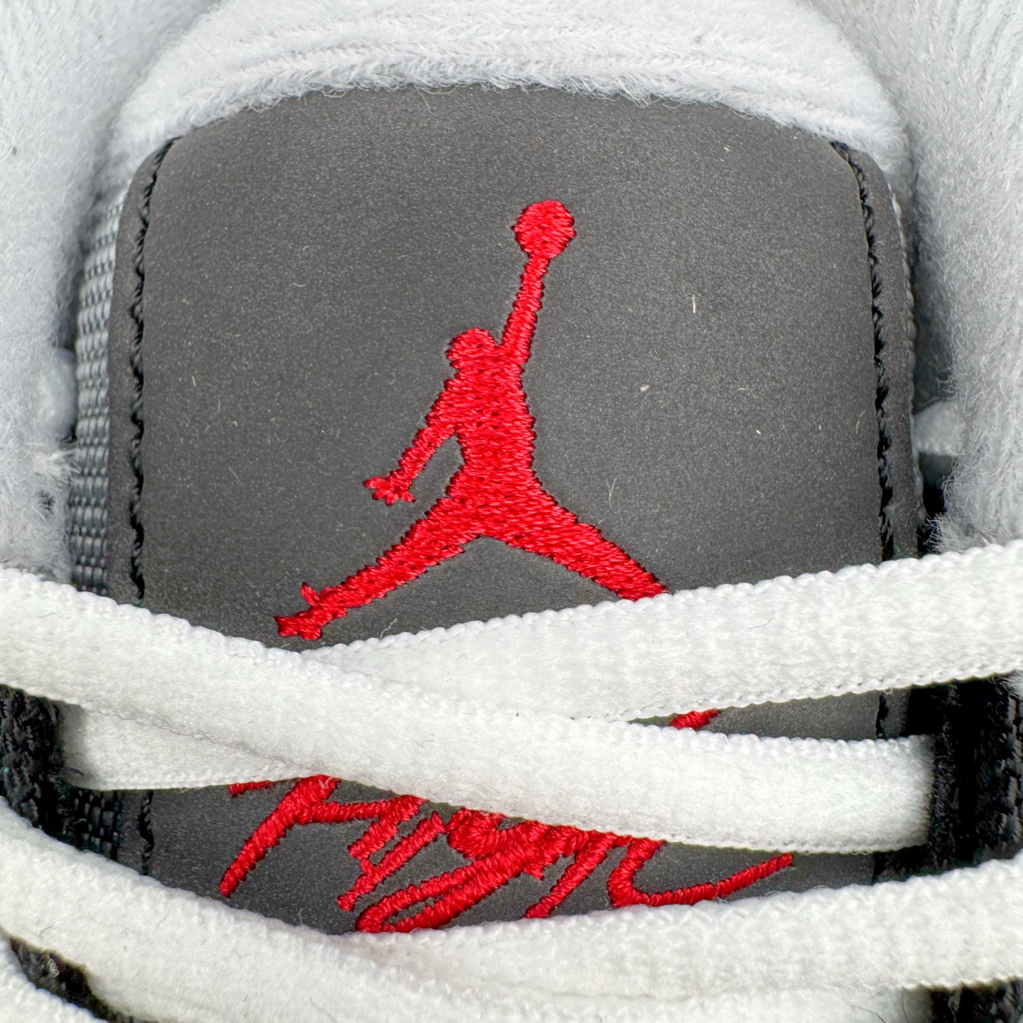 图片[13]-＃KZ纯原 Air Jordan AJ4 RM 重制版低帮复古篮球鞋 黑色 HV5184-010 亲自操刀耗时半年巨作 全套原纸板楦头开发 确保原汁原味 完美呈现版型 一比一鞋头弧度高度鞋身弧度 原厂TPU 正确内里网布 菱角分明不变形无多余毛边 柔软性质感一致于原鞋 原厂织唛标 原厂飞人电绣工艺 尾指中部跳三针 独家绑鞋带手法 印刷中底布 四线拉帮 米色美纹纸贴合固定 进口港宝加持 后跟自然饱满 全鞋荧光划线卡点 追求极致完美 每一双都是工艺品 多重QC质检 超越公司货的品控标准 实实在在的免检产品 采用了低帮的设计 并保留了众多AJ4的经典元素 鞋身以皮革、麂皮材质拼接打造 AJ4经典的TPU材质延伸至后跟 增强鞋款稳定性 而鞋身侧面的网格设计则被取消 尾部的NIKE AIR标志也得到保留 并同时带有飞人logo 中底部分同样搭载了可视AIR气垫 鞋底采用米白色中底和外底呈现 为整个设计收尾 尺码：36 36.5 37.5 38 38.5 39 40 40.5 41 42 42.5 43 44 44.5 45 46 47.5-选品中心