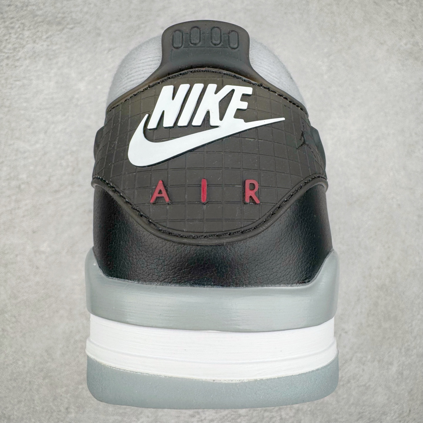 图片[8]-＃KZ纯原 Air Jordan AJ4 RM 重制版低帮复古篮球鞋 黑色 HV5184-010 亲自操刀耗时半年巨作 全套原纸板楦头开发 确保原汁原味 完美呈现版型 一比一鞋头弧度高度鞋身弧度 原厂TPU 正确内里网布 菱角分明不变形无多余毛边 柔软性质感一致于原鞋 原厂织唛标 原厂飞人电绣工艺 尾指中部跳三针 独家绑鞋带手法 印刷中底布 四线拉帮 米色美纹纸贴合固定 进口港宝加持 后跟自然饱满 全鞋荧光划线卡点 追求极致完美 每一双都是工艺品 多重QC质检 超越公司货的品控标准 实实在在的免检产品 采用了低帮的设计 并保留了众多AJ4的经典元素 鞋身以皮革、麂皮材质拼接打造 AJ4经典的TPU材质延伸至后跟 增强鞋款稳定性 而鞋身侧面的网格设计则被取消 尾部的NIKE AIR标志也得到保留 并同时带有飞人logo 中底部分同样搭载了可视AIR气垫 鞋底采用米白色中底和外底呈现 为整个设计收尾 尺码：36 36.5 37.5 38 38.5 39 40 40.5 41 42 42.5 43 44 44.5 45 46 47.5-选品中心