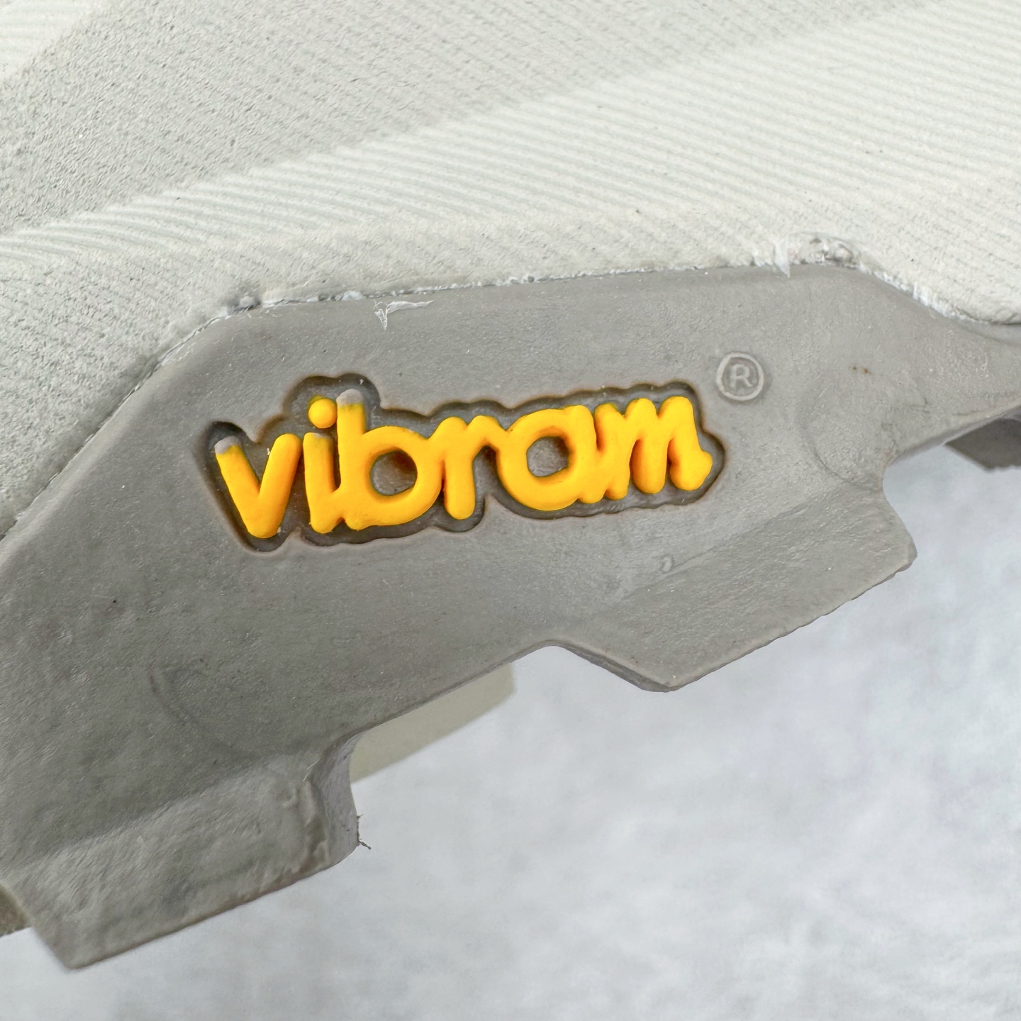 图片[20]-＃纯原 Altra OLYMPUS 6 奥创奥林匹斯六代舒适百搭防滑耐磨低帮户外跑步鞋 2009年，长跑精英运动员Golden Harper在美国犹他州创立了“Altra Footwear”，跑鞋特点是采用舒适的FootShape™M（很适鞋楦）设计和独特的BalancedCushioning™（平衡缓冲）技术，帮助遭受伤病困扰的跑者回归跑步，从而迅速积累起良好的口碑。2011年品牌迅速发展，屡获大奖。2015年开始不仅占据全美跑鞋前十，足迹更是遍布全球。2016年Altra正式进入中国市场，凭借独特的品牌风格以及出色的性能表现，三年来获得越来越多普通跑者的喜爱。销售业绩增长迅速，成为中国越野跑市场占有量前三的跑鞋品牌。实拍调校N版已经零色差零失真 百分百还原实物色彩所见即所得 不存在货不对板色差等低级问题 选购参考实物拍摄 不混卖不参货 只用心做好货严格选品 承诺混一赔十 尺码：39 40 40.5 41 42 42.5 43 44 44.5 45-选品中心