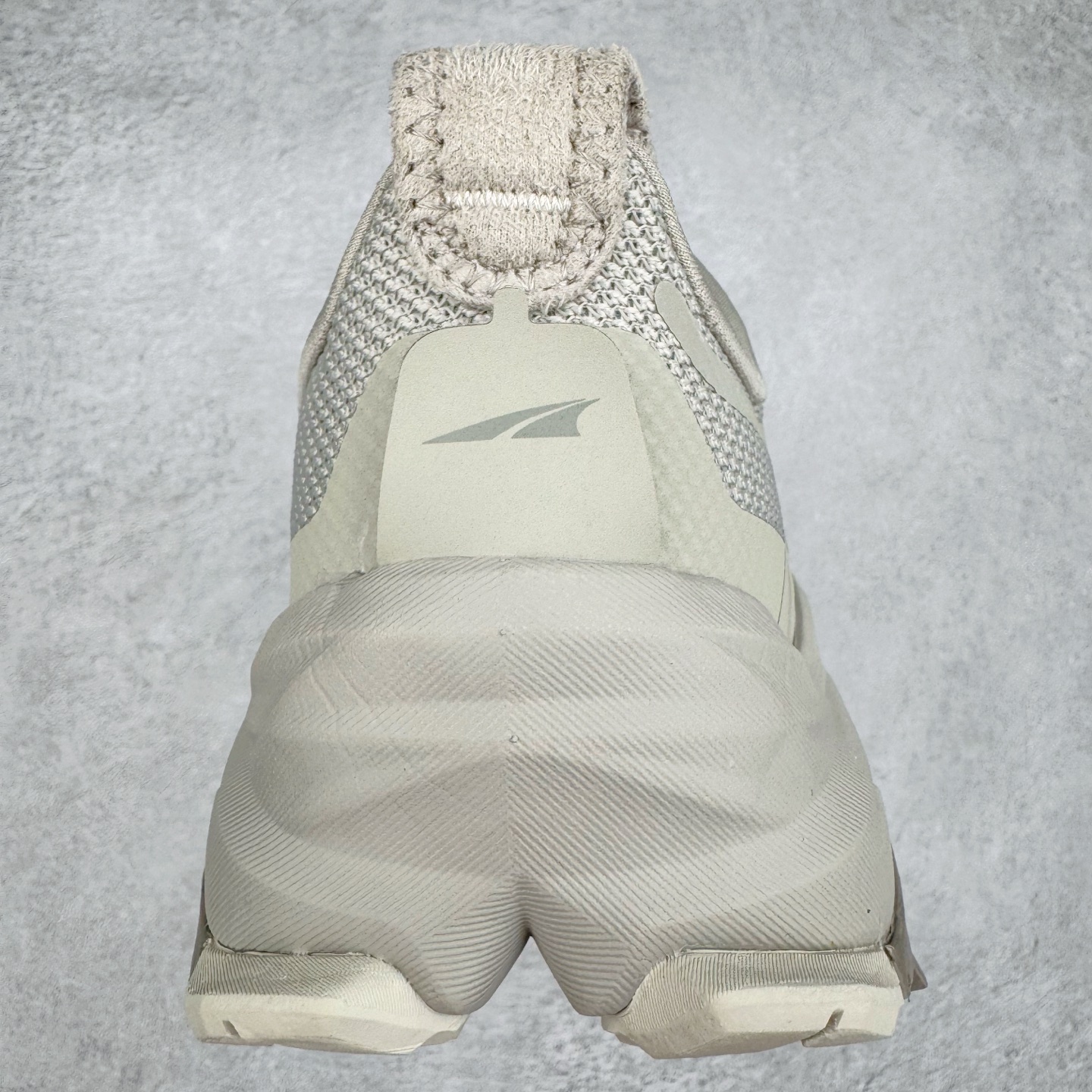 图片[8]-＃纯原 Altra OLYMPUS 6 奥创奥林匹斯六代舒适百搭防滑耐磨低帮户外跑步鞋 2009年，长跑精英运动员Golden Harper在美国犹他州创立了“Altra Footwear”，跑鞋特点是采用舒适的FootShape™M（很适鞋楦）设计和独特的BalancedCushioning™（平衡缓冲）技术，帮助遭受伤病困扰的跑者回归跑步，从而迅速积累起良好的口碑。2011年品牌迅速发展，屡获大奖。2015年开始不仅占据全美跑鞋前十，足迹更是遍布全球。2016年Altra正式进入中国市场，凭借独特的品牌风格以及出色的性能表现，三年来获得越来越多普通跑者的喜爱。销售业绩增长迅速，成为中国越野跑市场占有量前三的跑鞋品牌。实拍调校N版已经零色差零失真 百分百还原实物色彩所见即所得 不存在货不对板色差等低级问题 选购参考实物拍摄 不混卖不参货 只用心做好货严格选品 承诺混一赔十 尺码：39 40 40.5 41 42 42.5 43 44 44.5 45-选品中心