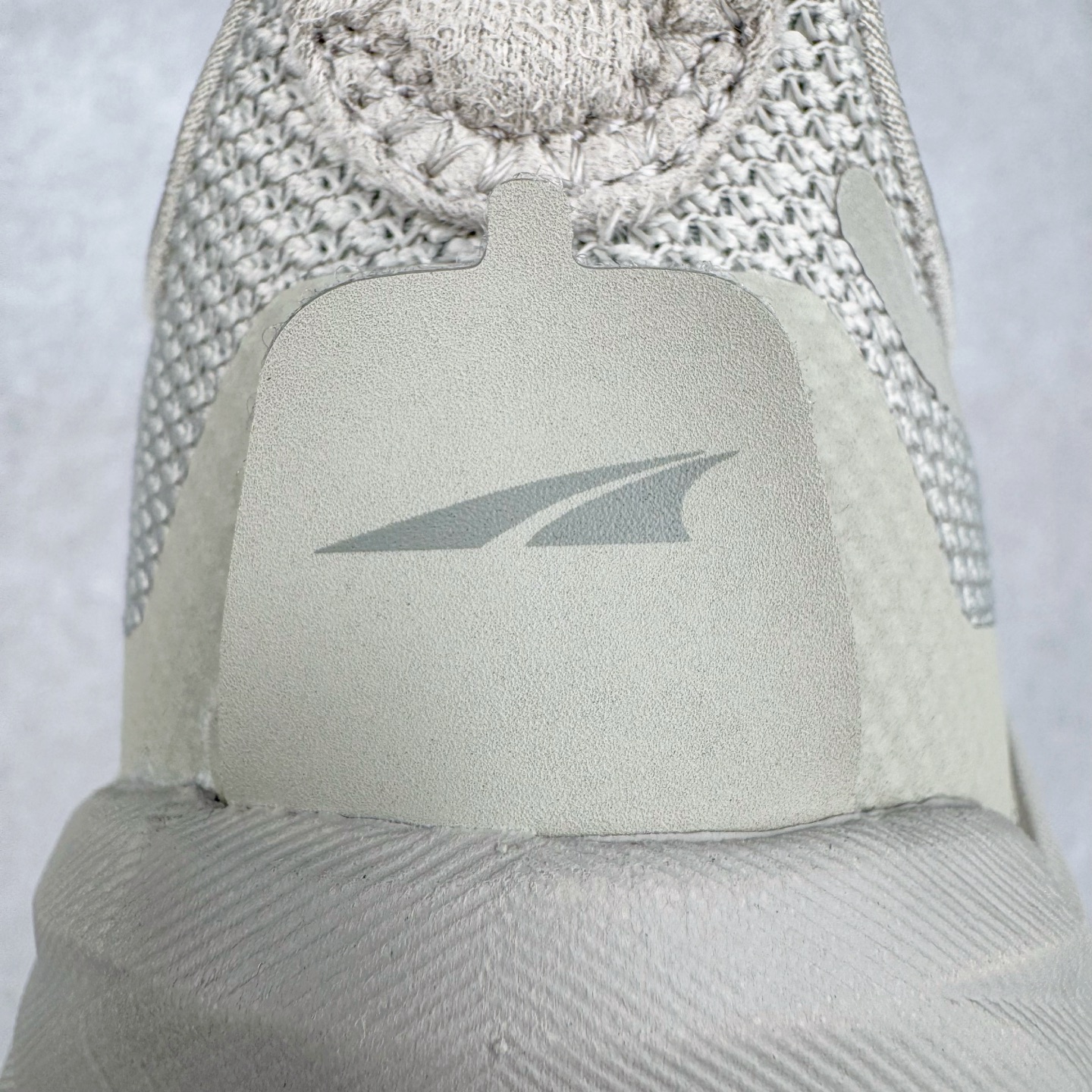 图片[22]-＃纯原 Altra OLYMPUS 6 奥创奥林匹斯六代舒适百搭防滑耐磨低帮户外跑步鞋 2009年，长跑精英运动员Golden Harper在美国犹他州创立了“Altra Footwear”，跑鞋特点是采用舒适的FootShape™M（很适鞋楦）设计和独特的BalancedCushioning™（平衡缓冲）技术，帮助遭受伤病困扰的跑者回归跑步，从而迅速积累起良好的口碑。2011年品牌迅速发展，屡获大奖。2015年开始不仅占据全美跑鞋前十，足迹更是遍布全球。2016年Altra正式进入中国市场，凭借独特的品牌风格以及出色的性能表现，三年来获得越来越多普通跑者的喜爱。销售业绩增长迅速，成为中国越野跑市场占有量前三的跑鞋品牌。实拍调校N版已经零色差零失真 百分百还原实物色彩所见即所得 不存在货不对板色差等低级问题 选购参考实物拍摄 不混卖不参货 只用心做好货严格选品 承诺混一赔十 尺码：39 40 40.5 41 42 42.5 43 44 44.5 45-选品中心