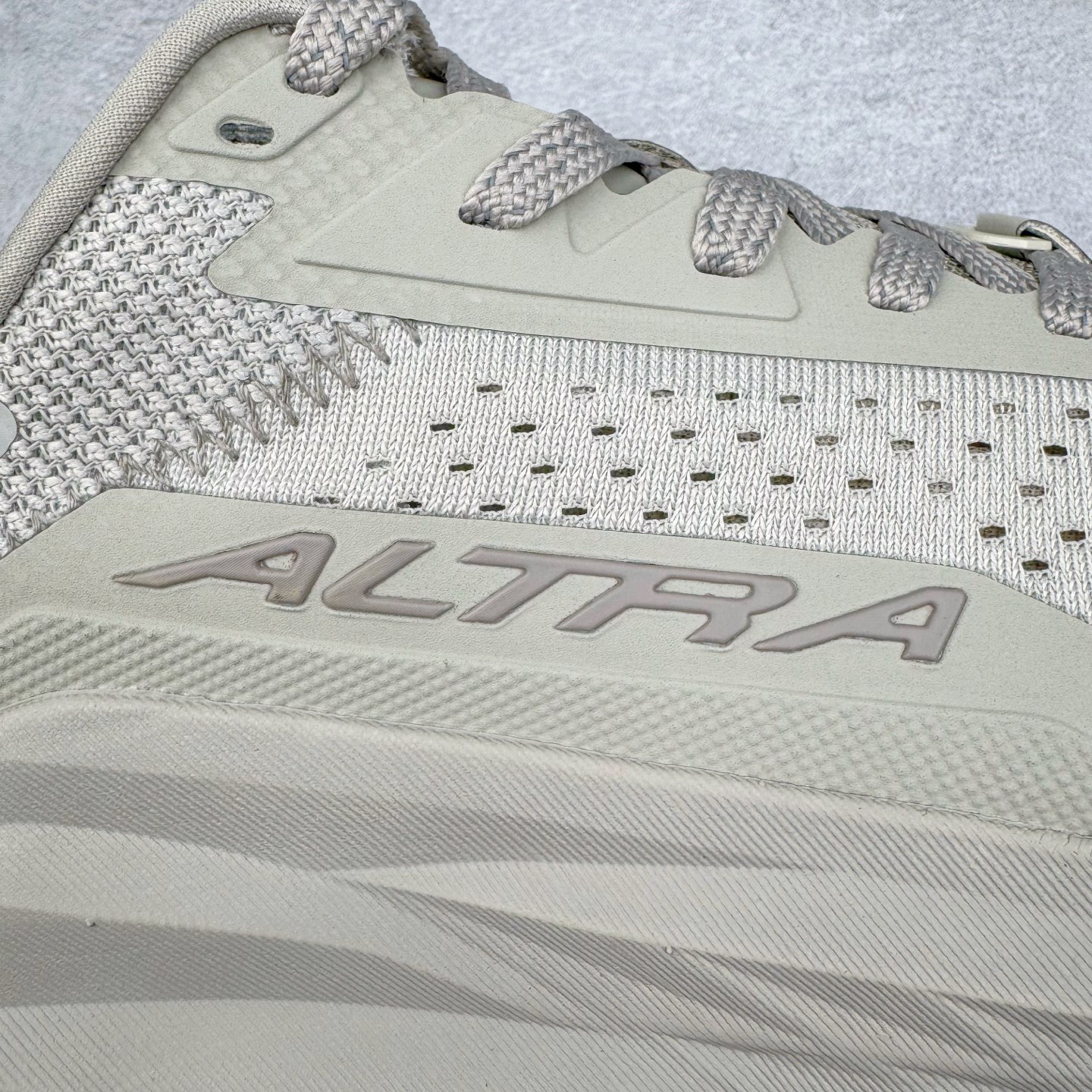 图片[19]-＃纯原 Altra OLYMPUS 6 奥创奥林匹斯六代舒适百搭防滑耐磨低帮户外跑步鞋 2009年，长跑精英运动员Golden Harper在美国犹他州创立了“Altra Footwear”，跑鞋特点是采用舒适的FootShape™M（很适鞋楦）设计和独特的BalancedCushioning™（平衡缓冲）技术，帮助遭受伤病困扰的跑者回归跑步，从而迅速积累起良好的口碑。2011年品牌迅速发展，屡获大奖。2015年开始不仅占据全美跑鞋前十，足迹更是遍布全球。2016年Altra正式进入中国市场，凭借独特的品牌风格以及出色的性能表现，三年来获得越来越多普通跑者的喜爱。销售业绩增长迅速，成为中国越野跑市场占有量前三的跑鞋品牌。实拍调校N版已经零色差零失真 百分百还原实物色彩所见即所得 不存在货不对板色差等低级问题 选购参考实物拍摄 不混卖不参货 只用心做好货严格选品 承诺混一赔十 尺码：39 40 40.5 41 42 42.5 43 44 44.5 45-选品中心