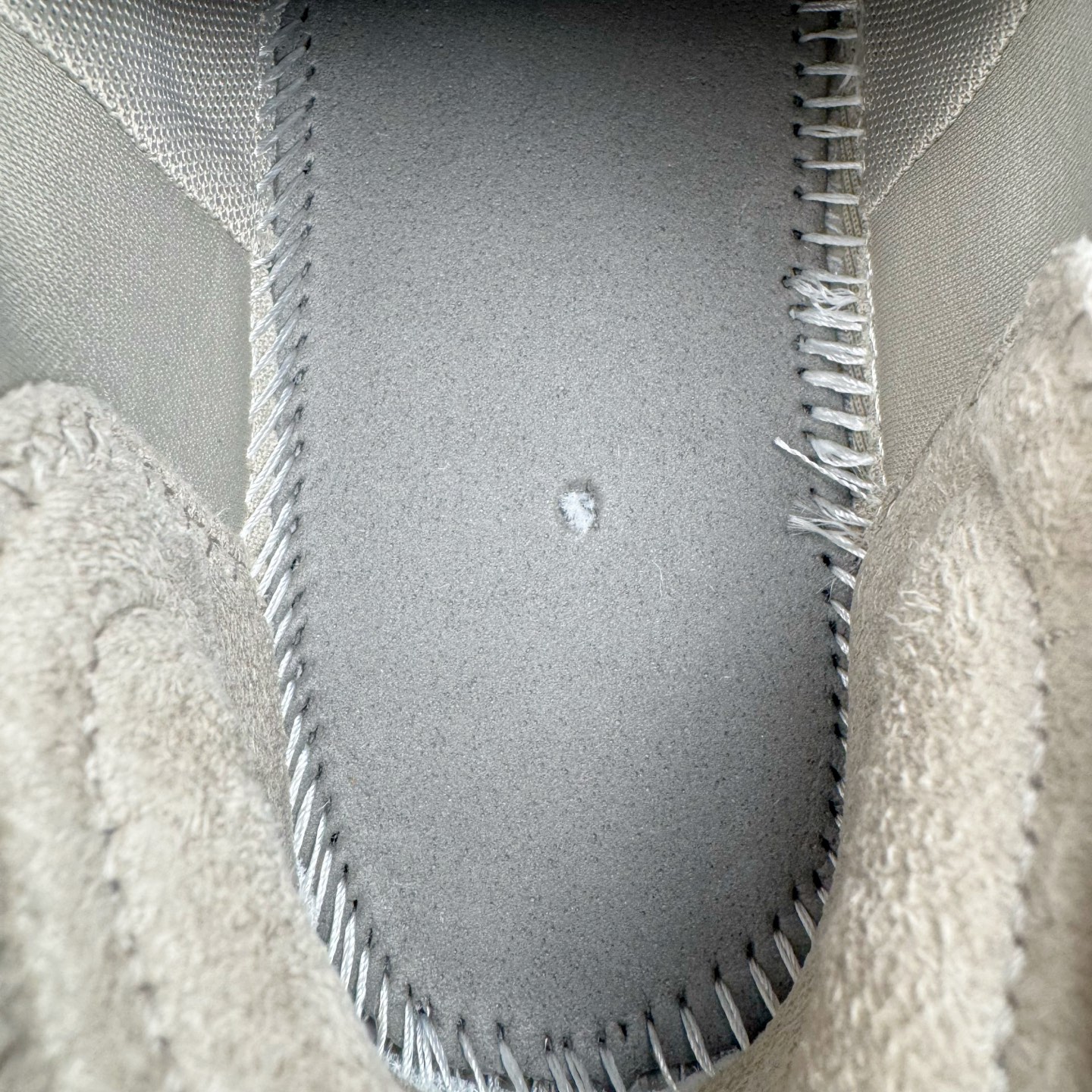 图片[11]-＃纯原 Altra OLYMPUS 6 奥创奥林匹斯六代舒适百搭防滑耐磨低帮户外跑步鞋 2009年，长跑精英运动员Golden Harper在美国犹他州创立了“Altra Footwear”，跑鞋特点是采用舒适的FootShape™M（很适鞋楦）设计和独特的BalancedCushioning™（平衡缓冲）技术，帮助遭受伤病困扰的跑者回归跑步，从而迅速积累起良好的口碑。2011年品牌迅速发展，屡获大奖。2015年开始不仅占据全美跑鞋前十，足迹更是遍布全球。2016年Altra正式进入中国市场，凭借独特的品牌风格以及出色的性能表现，三年来获得越来越多普通跑者的喜爱。销售业绩增长迅速，成为中国越野跑市场占有量前三的跑鞋品牌。实拍调校N版已经零色差零失真 百分百还原实物色彩所见即所得 不存在货不对板色差等低级问题 选购参考实物拍摄 不混卖不参货 只用心做好货严格选品 承诺混一赔十 尺码：39 40 40.5 41 42 42.5 43 44 44.5 45-选品中心