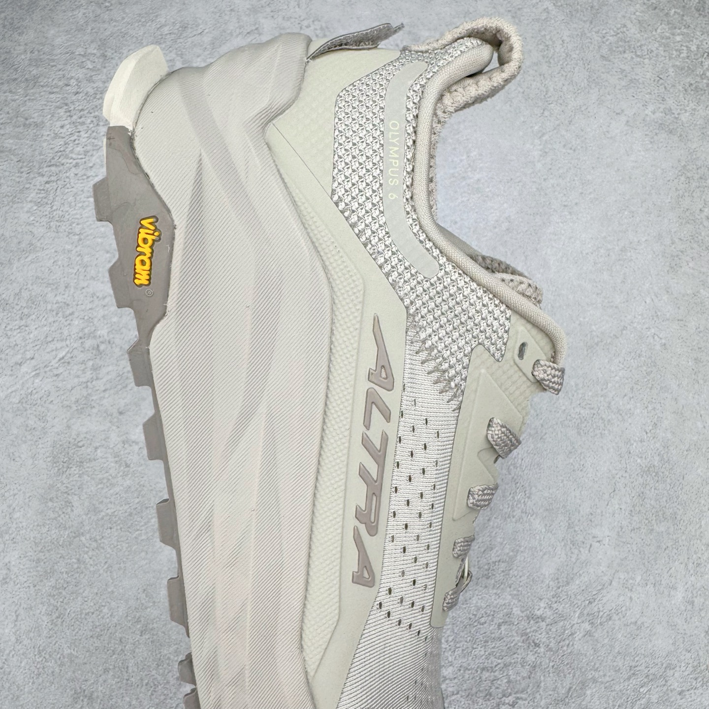 图片[6]-＃纯原 Altra OLYMPUS 6 奥创奥林匹斯六代舒适百搭防滑耐磨低帮户外跑步鞋 2009年，长跑精英运动员Golden Harper在美国犹他州创立了“Altra Footwear”，跑鞋特点是采用舒适的FootShape™M（很适鞋楦）设计和独特的BalancedCushioning™（平衡缓冲）技术，帮助遭受伤病困扰的跑者回归跑步，从而迅速积累起良好的口碑。2011年品牌迅速发展，屡获大奖。2015年开始不仅占据全美跑鞋前十，足迹更是遍布全球。2016年Altra正式进入中国市场，凭借独特的品牌风格以及出色的性能表现，三年来获得越来越多普通跑者的喜爱。销售业绩增长迅速，成为中国越野跑市场占有量前三的跑鞋品牌。实拍调校N版已经零色差零失真 百分百还原实物色彩所见即所得 不存在货不对板色差等低级问题 选购参考实物拍摄 不混卖不参货 只用心做好货严格选品 承诺混一赔十 尺码：39 40 40.5 41 42 42.5 43 44 44.5 45-选品中心