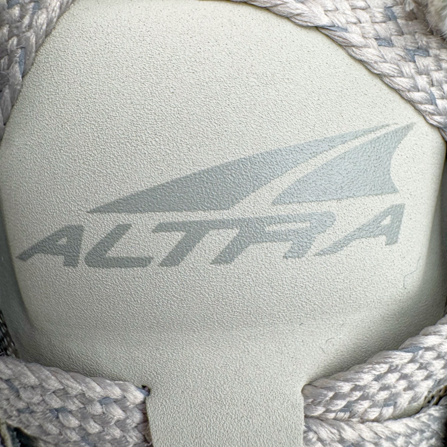 图片[15]-＃纯原 Altra OLYMPUS 6 奥创奥林匹斯六代舒适百搭防滑耐磨低帮户外跑步鞋 2009年，长跑精英运动员Golden Harper在美国犹他州创立了“Altra Footwear”，跑鞋特点是采用舒适的FootShape™M（很适鞋楦）设计和独特的BalancedCushioning™（平衡缓冲）技术，帮助遭受伤病困扰的跑者回归跑步，从而迅速积累起良好的口碑。2011年品牌迅速发展，屡获大奖。2015年开始不仅占据全美跑鞋前十，足迹更是遍布全球。2016年Altra正式进入中国市场，凭借独特的品牌风格以及出色的性能表现，三年来获得越来越多普通跑者的喜爱。销售业绩增长迅速，成为中国越野跑市场占有量前三的跑鞋品牌。实拍调校N版已经零色差零失真 百分百还原实物色彩所见即所得 不存在货不对板色差等低级问题 选购参考实物拍摄 不混卖不参货 只用心做好货严格选品 承诺混一赔十 尺码：39 40 40.5 41 42 42.5 43 44 44.5 45-选品中心