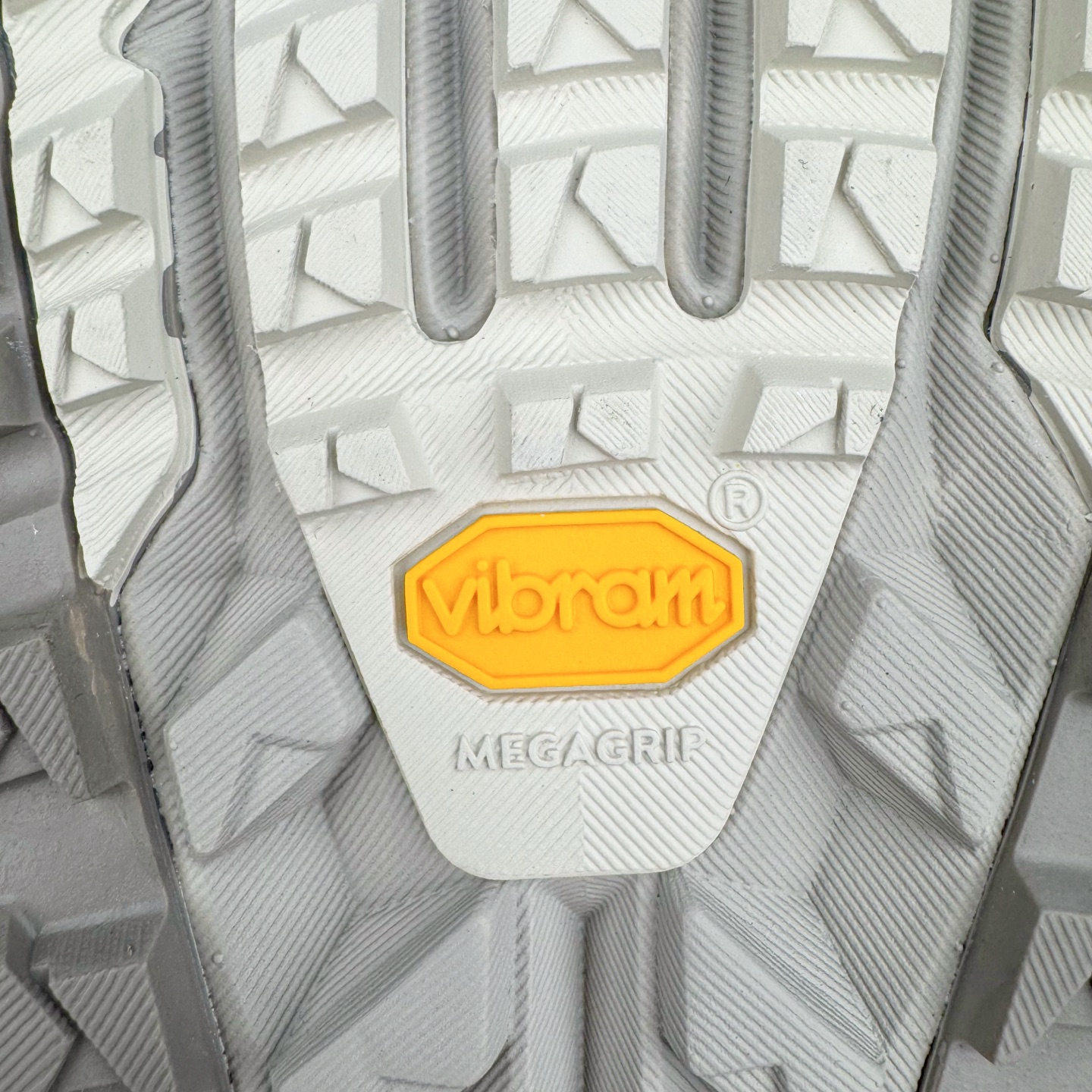 图片[21]-＃纯原 Altra OLYMPUS 6 奥创奥林匹斯六代舒适百搭防滑耐磨低帮户外跑步鞋 2009年，长跑精英运动员Golden Harper在美国犹他州创立了“Altra Footwear”，跑鞋特点是采用舒适的FootShape™M（很适鞋楦）设计和独特的BalancedCushioning™（平衡缓冲）技术，帮助遭受伤病困扰的跑者回归跑步，从而迅速积累起良好的口碑。2011年品牌迅速发展，屡获大奖。2015年开始不仅占据全美跑鞋前十，足迹更是遍布全球。2016年Altra正式进入中国市场，凭借独特的品牌风格以及出色的性能表现，三年来获得越来越多普通跑者的喜爱。销售业绩增长迅速，成为中国越野跑市场占有量前三的跑鞋品牌。实拍调校N版已经零色差零失真 百分百还原实物色彩所见即所得 不存在货不对板色差等低级问题 选购参考实物拍摄 不混卖不参货 只用心做好货严格选品 承诺混一赔十 尺码：39 40 40.5 41 42 42.5 43 44 44.5 45-选品中心